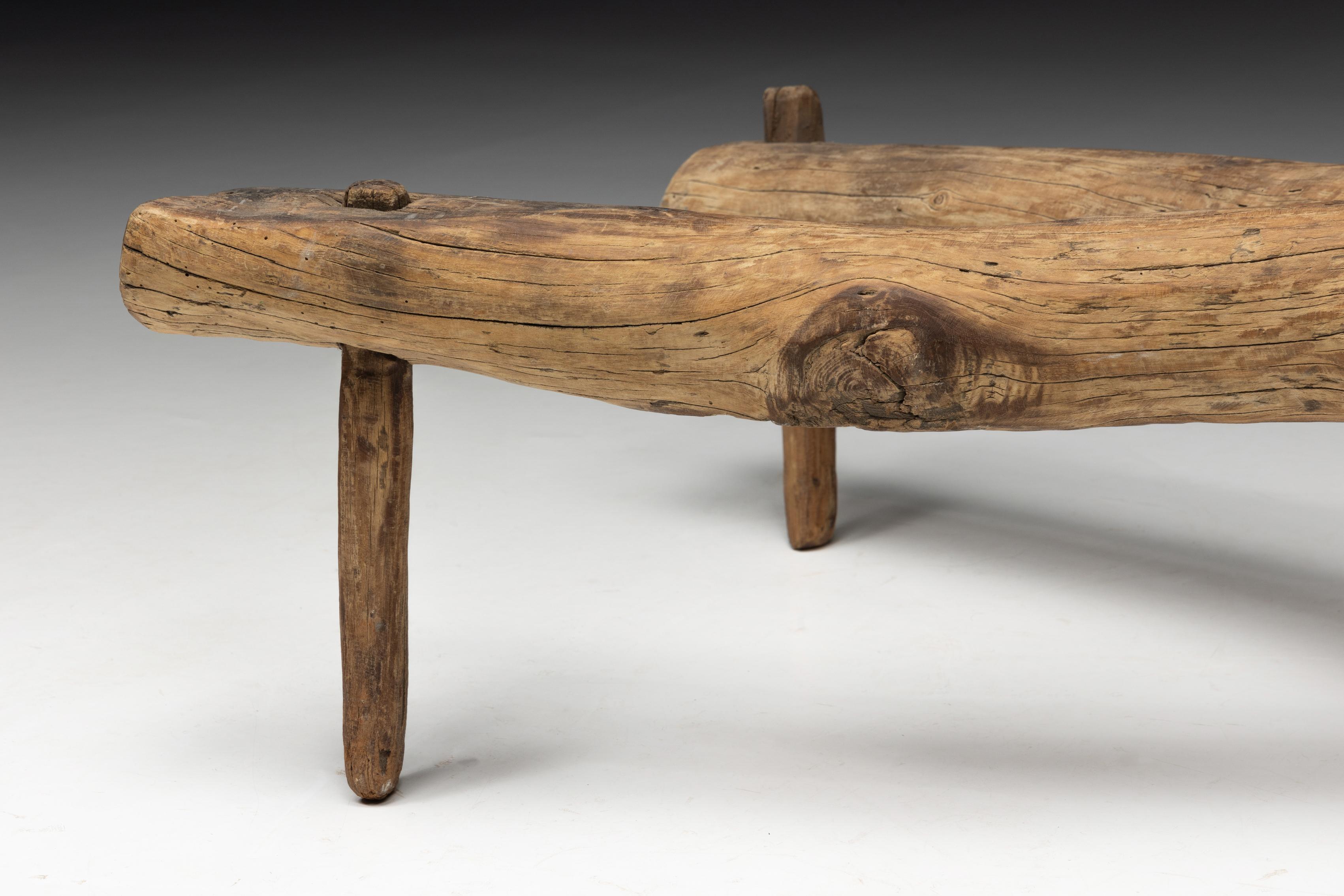 Tabouret tripode primitif Wabi Sabi, France, 18ème siècle en vente 8