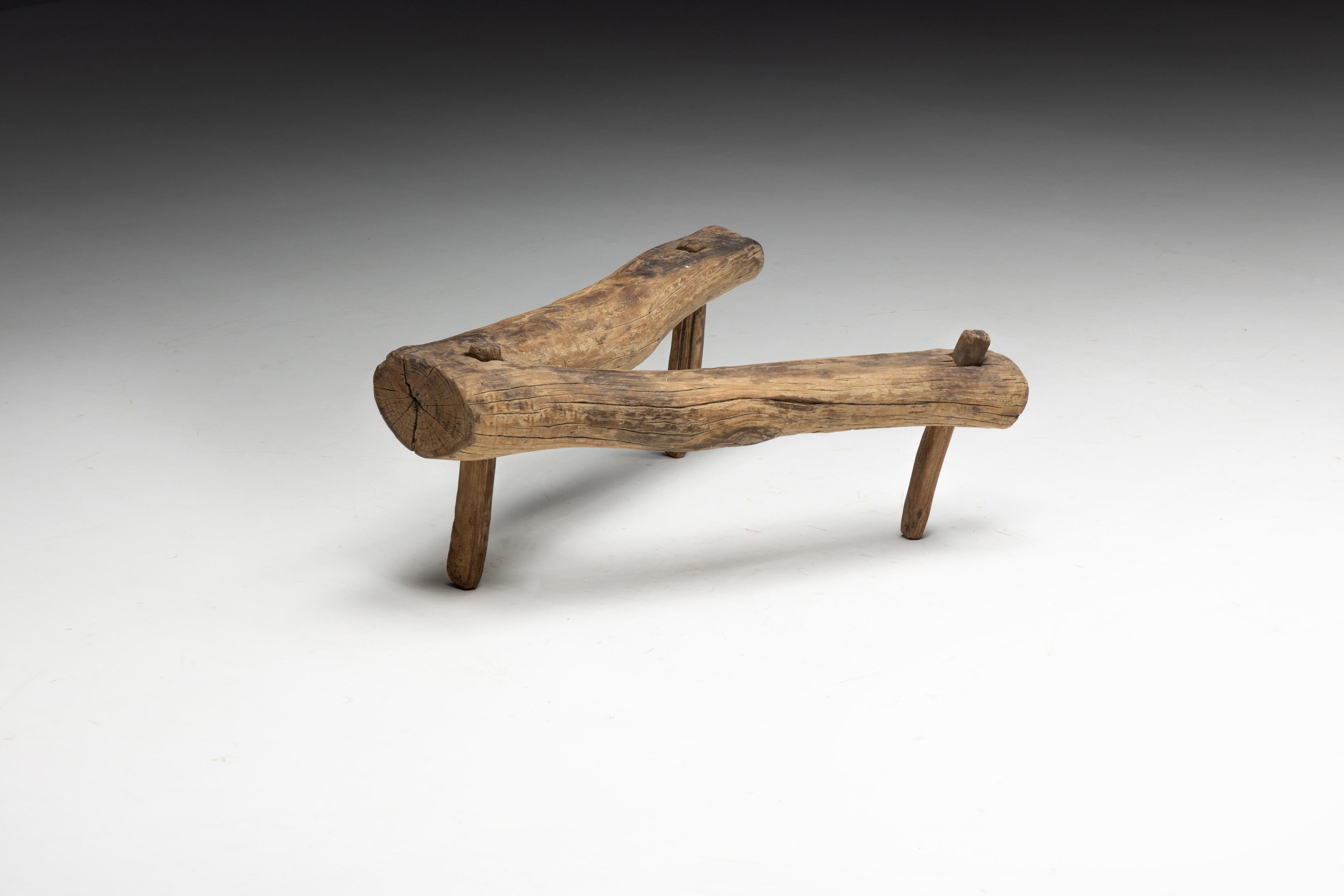 Ce tabouret rustique en bois, datant des années 1800, dégage un charme rustique avec son design primitif et sa riche patine. Fabriqué à partir d'une fourchette en bois naturel unique, il incarne la philosophie wabi-sabi, appréciant la beauté de