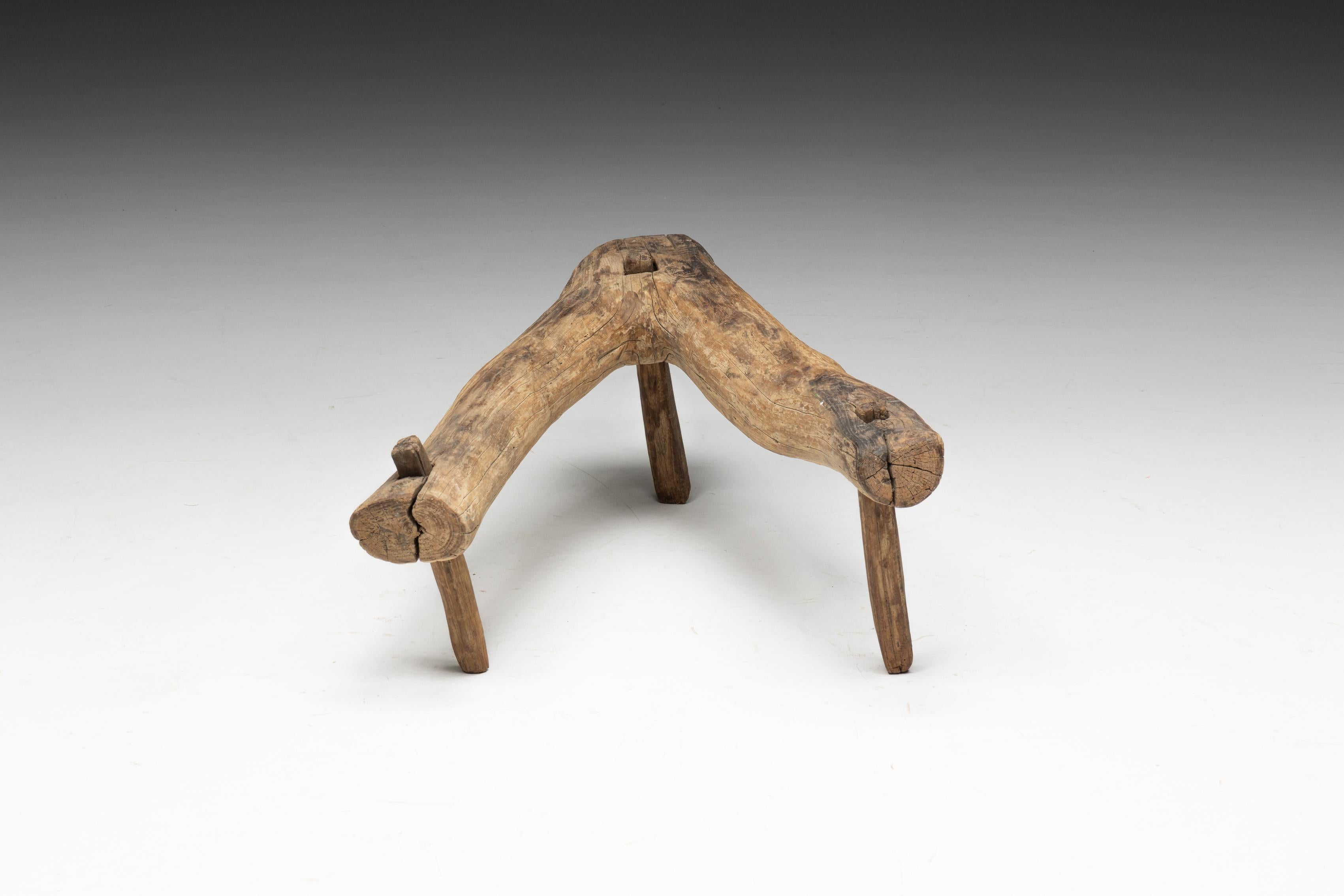 Rustique Tabouret tripode primitif Wabi Sabi, France, 18ème siècle en vente