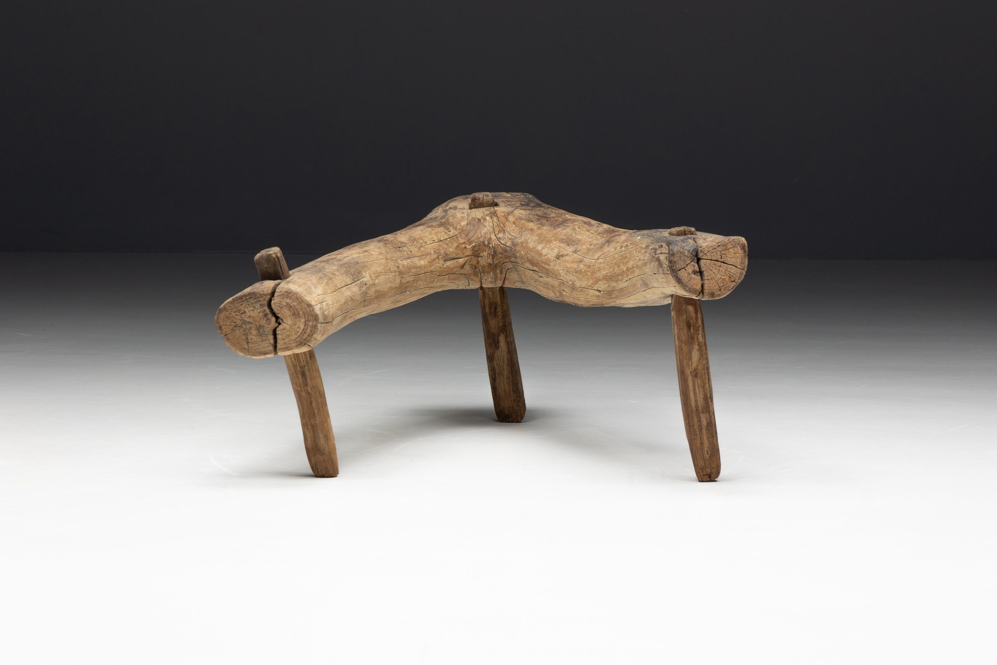 Français Tabouret tripode primitif Wabi Sabi, France, 18ème siècle en vente