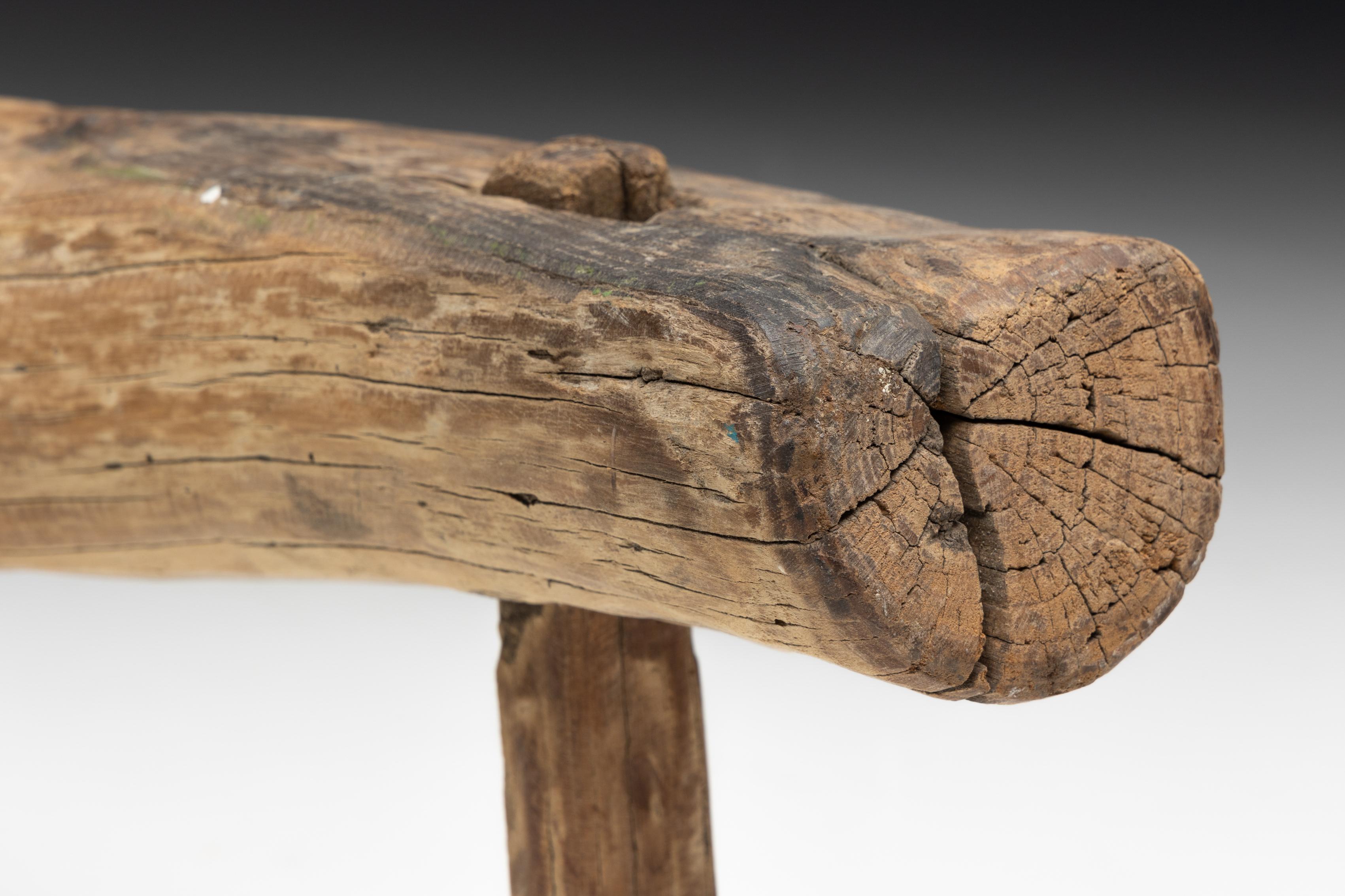 Tabouret tripode primitif Wabi Sabi, France, 18ème siècle Excellent état - En vente à Antwerp, BE