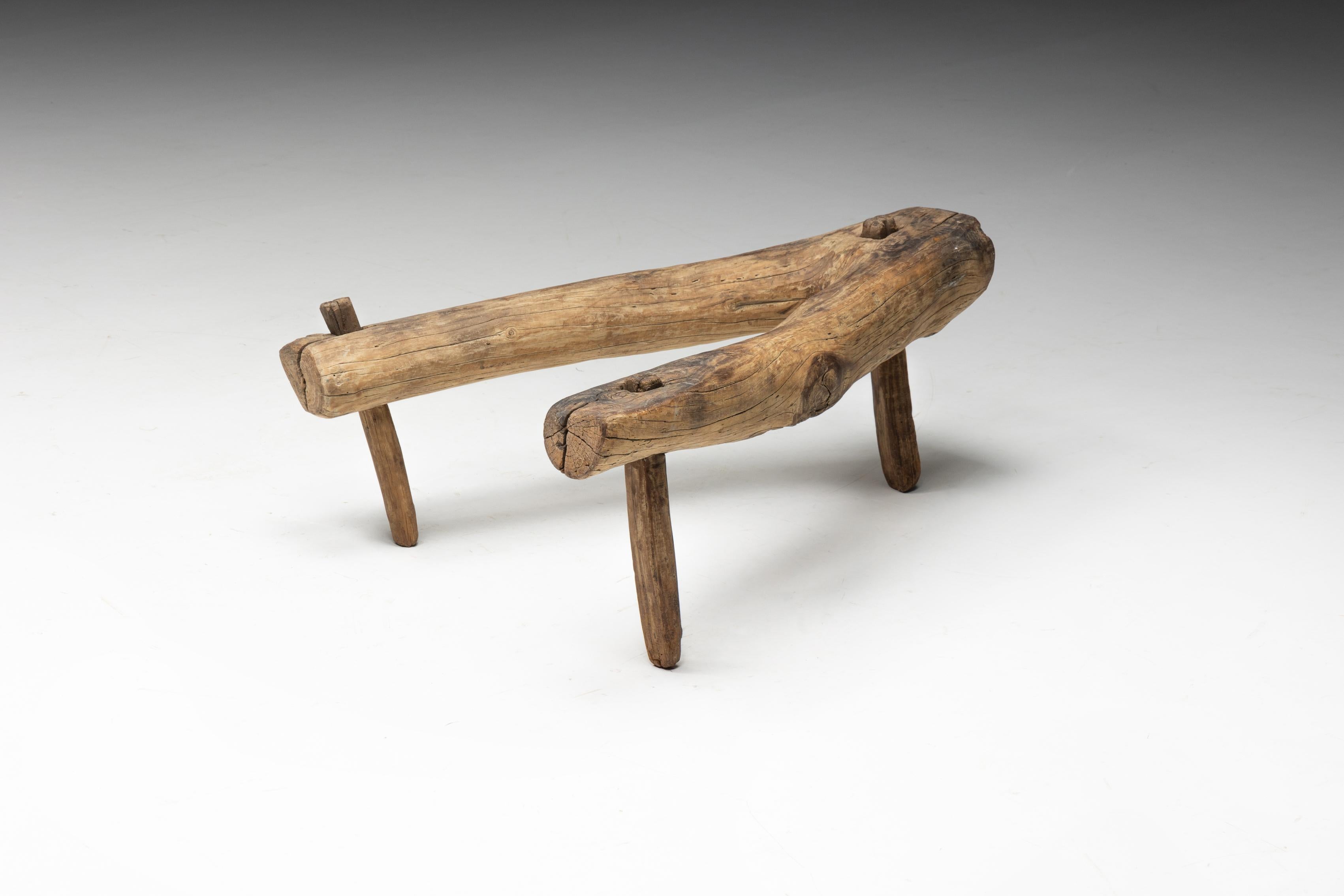 Bois Tabouret tripode primitif Wabi Sabi, France, 18ème siècle en vente