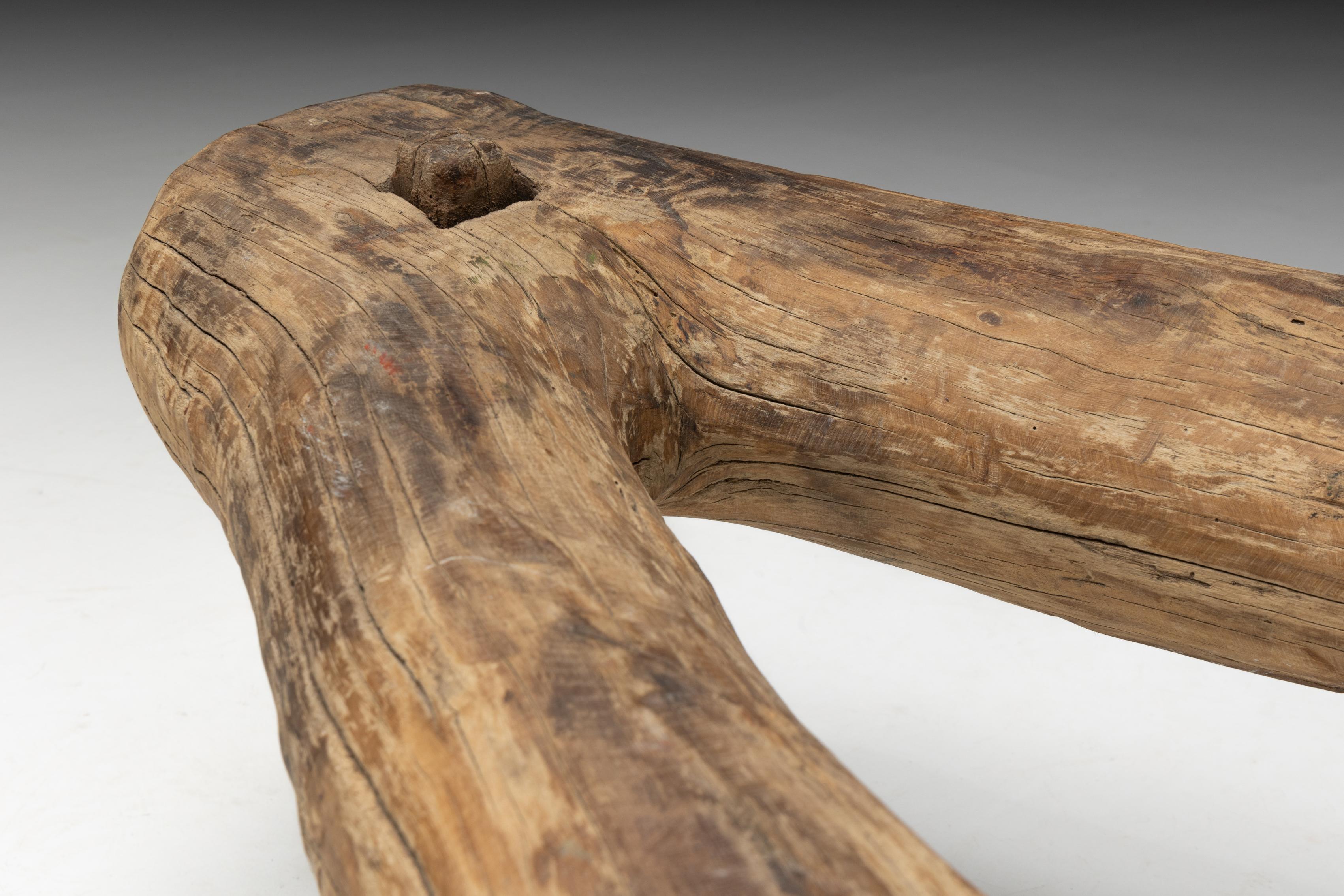 Tabouret tripode primitif Wabi Sabi, France, 18ème siècle en vente 1