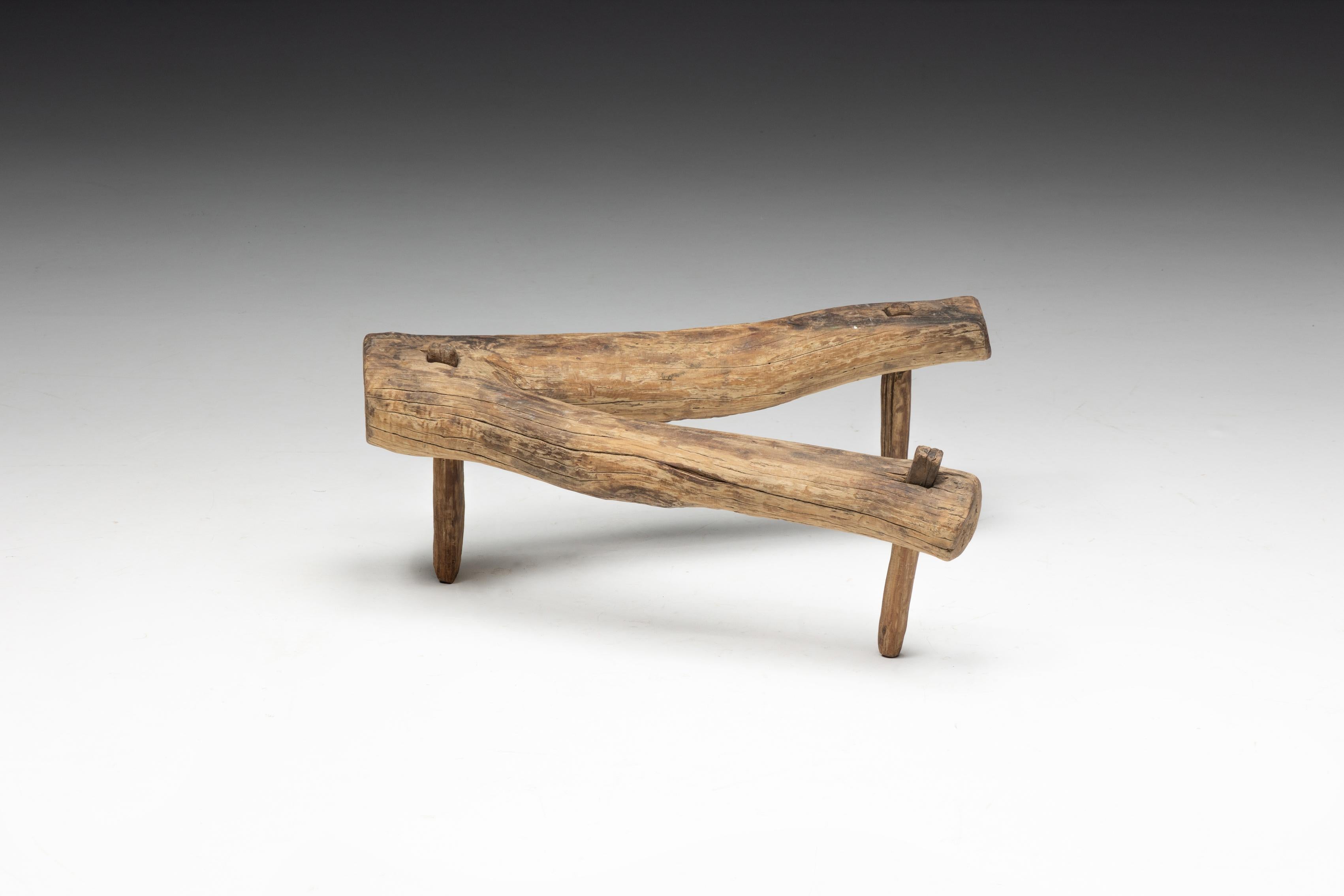 Tabouret tripode primitif Wabi Sabi, France, 18ème siècle en vente 2