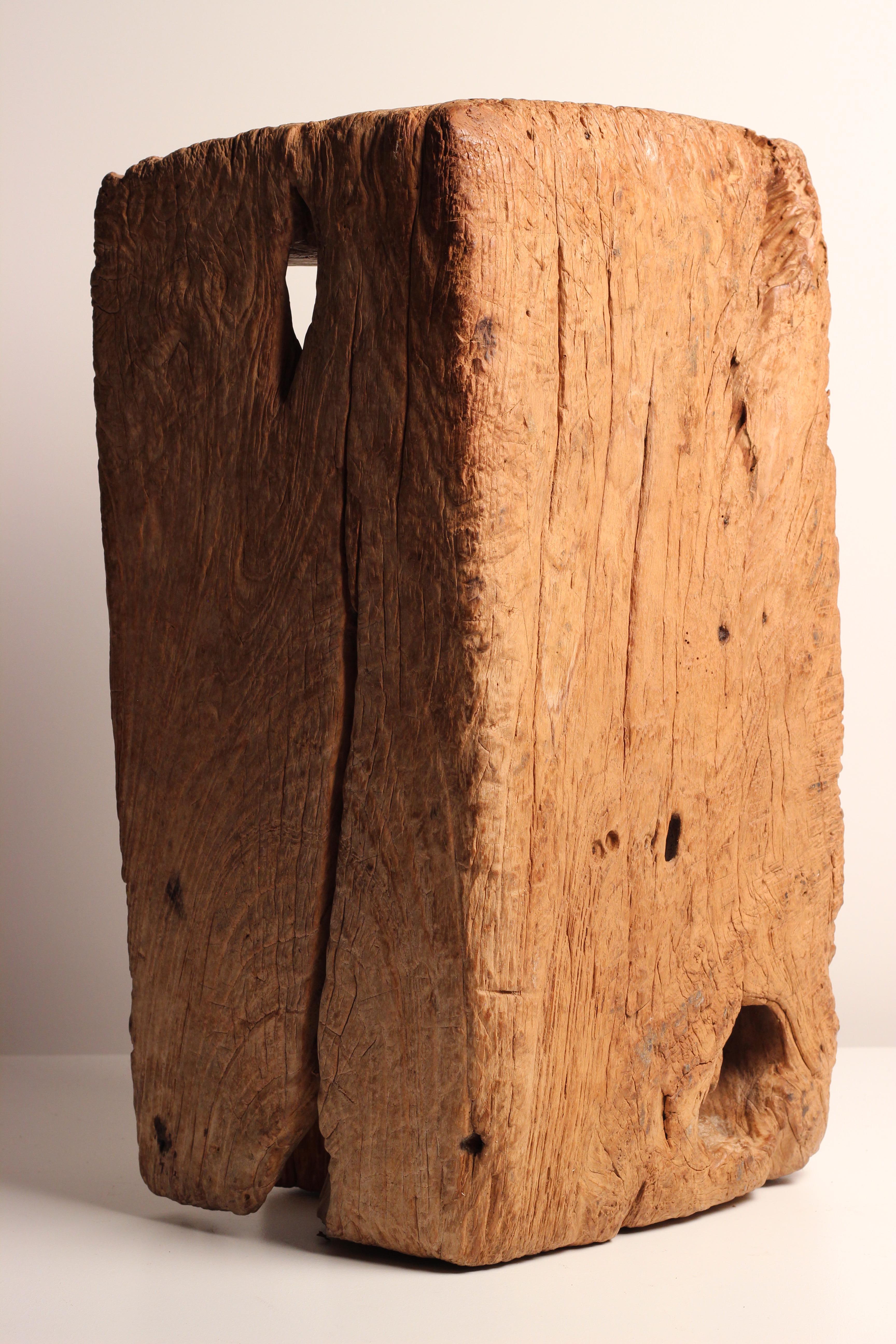 Wabi-Sabi Primitive Wooden Trough/Planter - Vessel Lombok sculpté à la main

Une étonnante auge primitive en bois de Lombok, en Indonésie, sculptée à la main à partir d'un seul bloc de bois massif. Ce grand récipient rectangulaire est un exemple