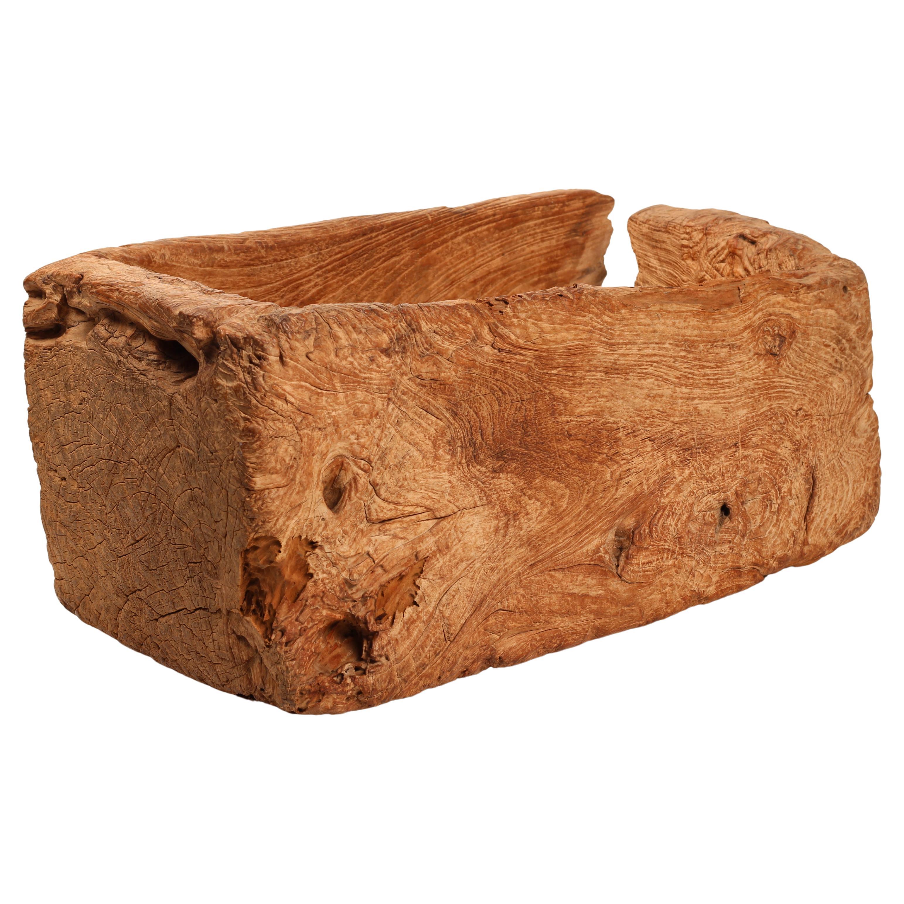 Indonésien Wabi-Sabi Primitive Wooden Trough - Vessel Lombok sculpté �à la main en vente