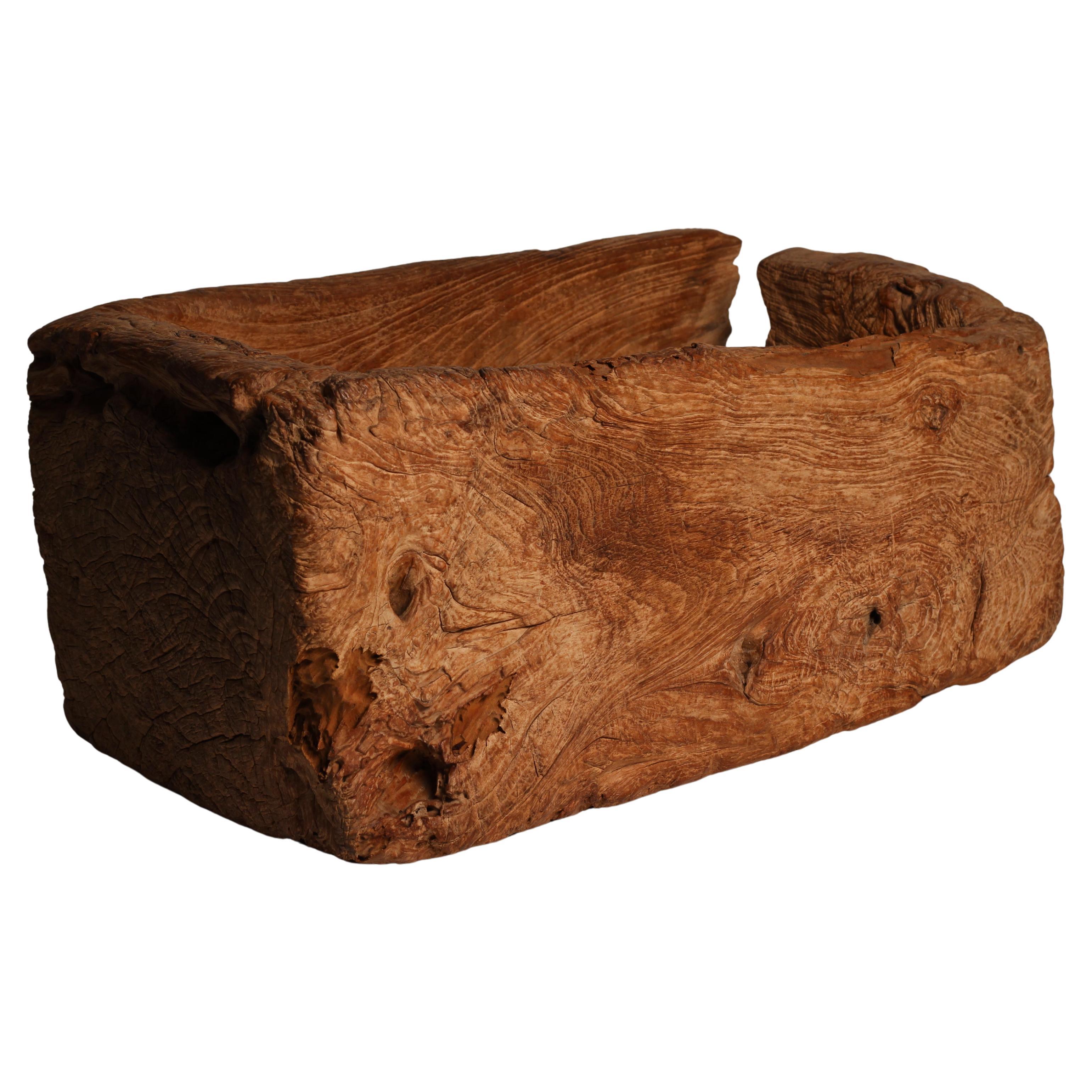 Wabi-Sabi Primitive Wooden Trough - Vessel Lombok sculpté à la main en vente