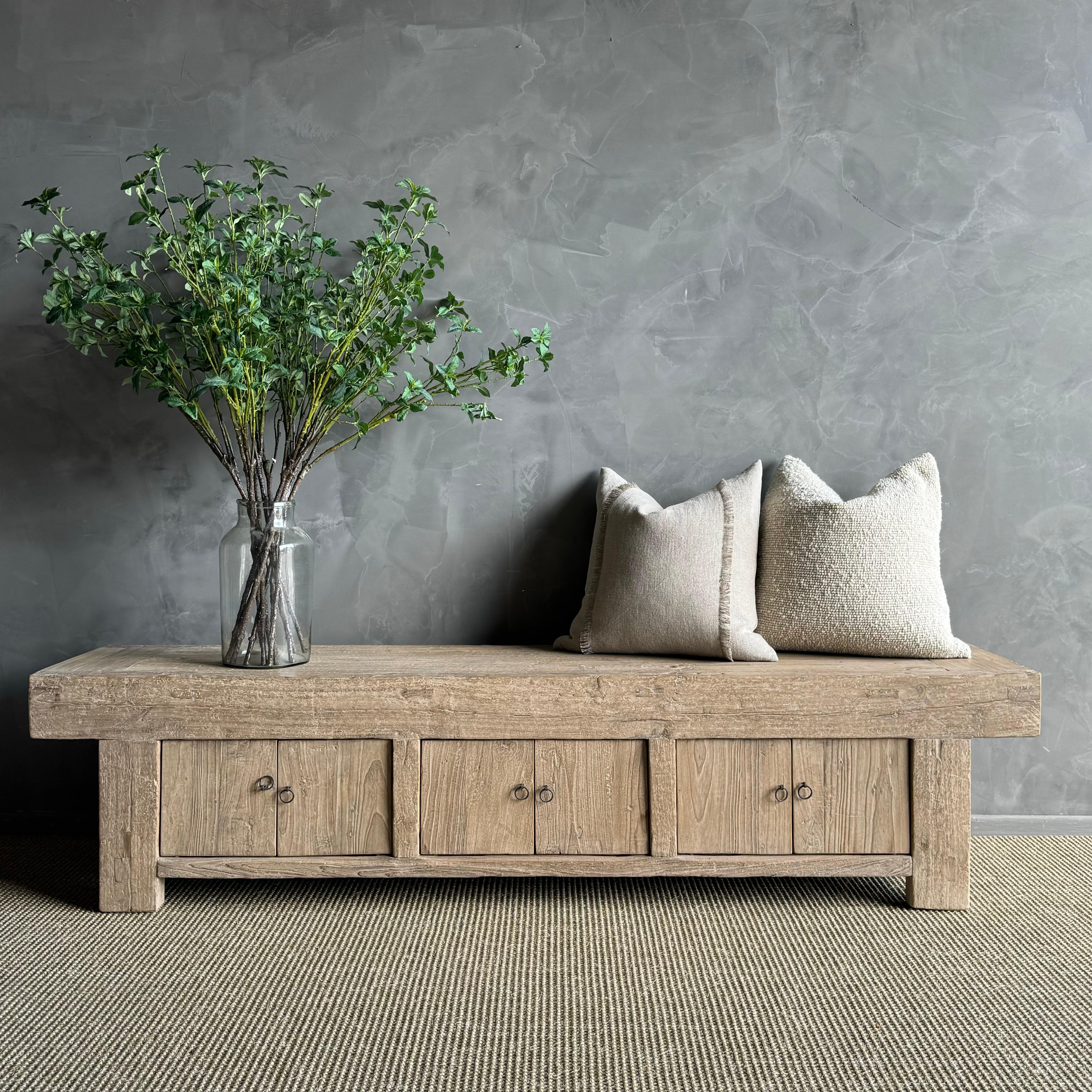 Ajoutez du caractère et du charme à votre espace avec ce banc en bois d'orme vintage unique en son genre. Le bel âge et la patine de la finition en bois d'orme brut lui confèrent un aspect unique et rustique, parfait pour une maison de plage, de