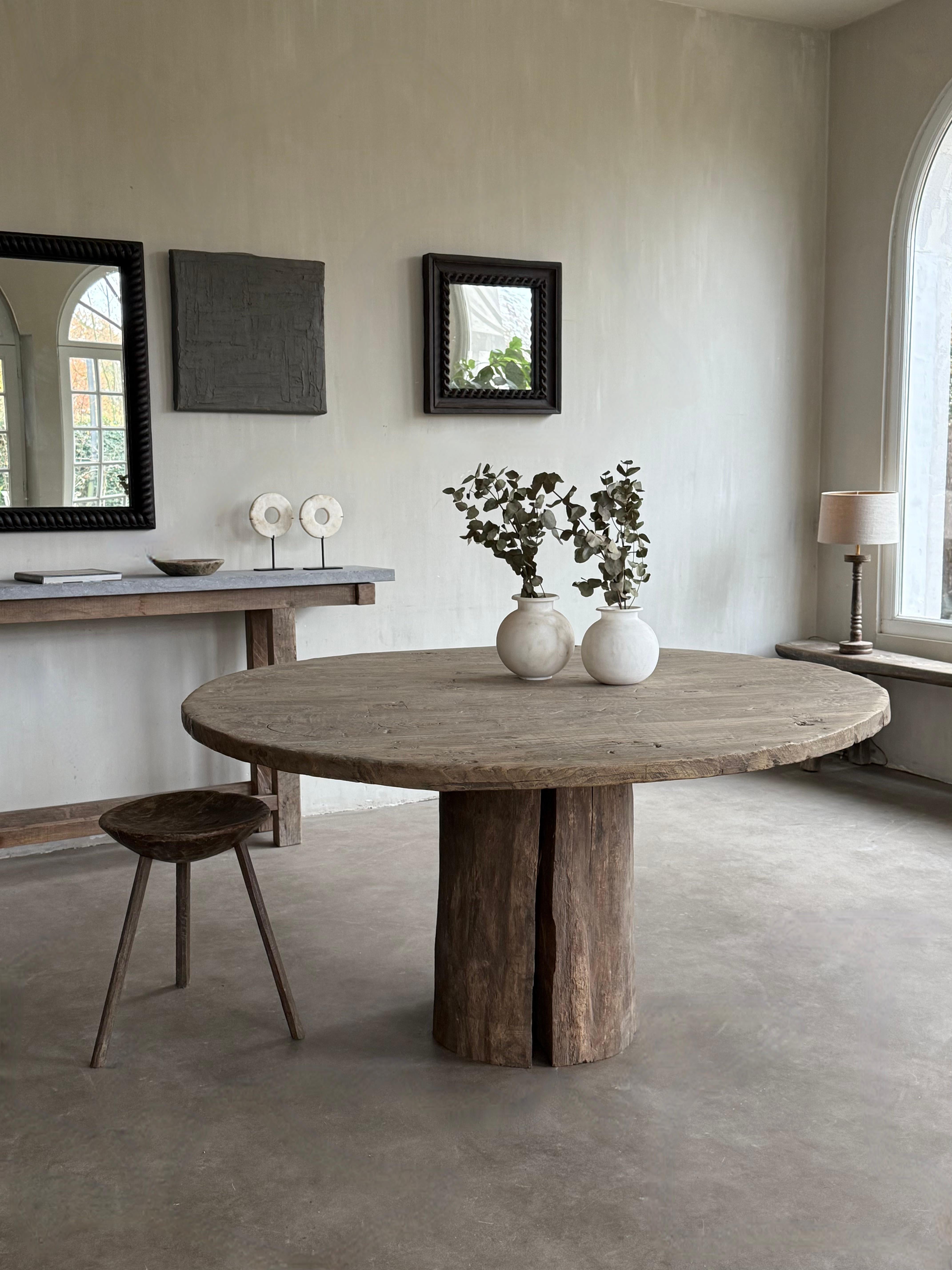 Table intemporelle fabriquée à partir d'éléments originaux du XIXe siècle.
Tronc d'arbre massif et plateau de table en bois de châtaignier.

Le plateau rond est doux comme de la soie et peut accueillir confortablement 6 personnes.
Elle est