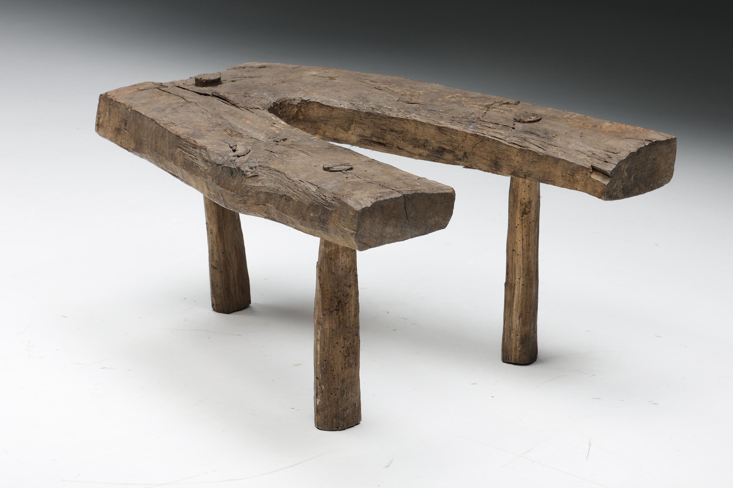 Wabi-Sabi Rustic Tripod Stool, Side Table, Auvergne, France, circa 1900 In Good Condition For Sale In Antwerp, BE