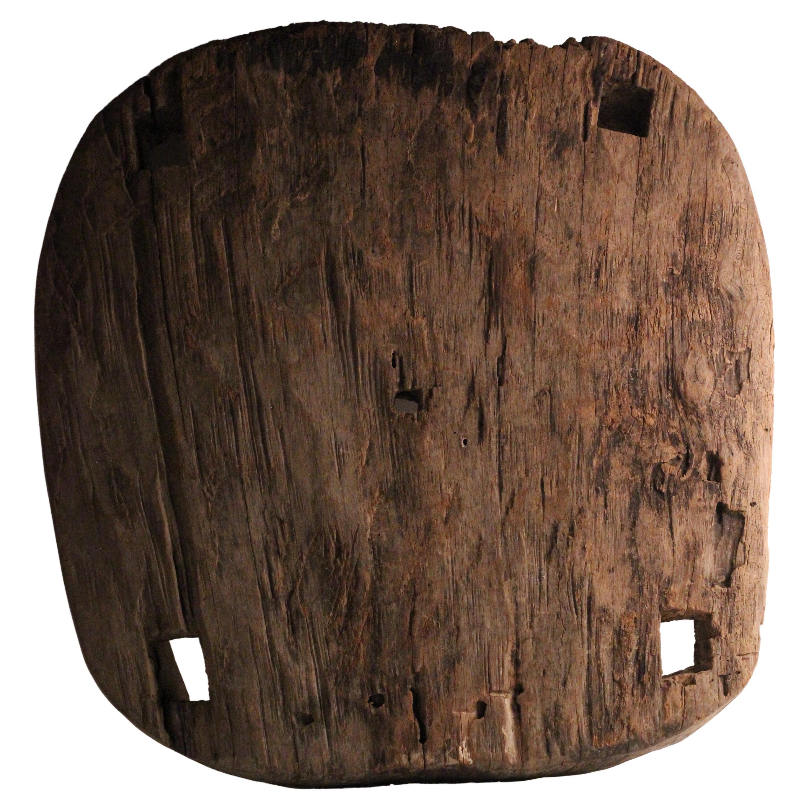 Wabi-Sabi Skulpturale Assemblage: Afrikanische Mitsogo-Maske und Tofu-Mahlwerksbasis im Angebot 2