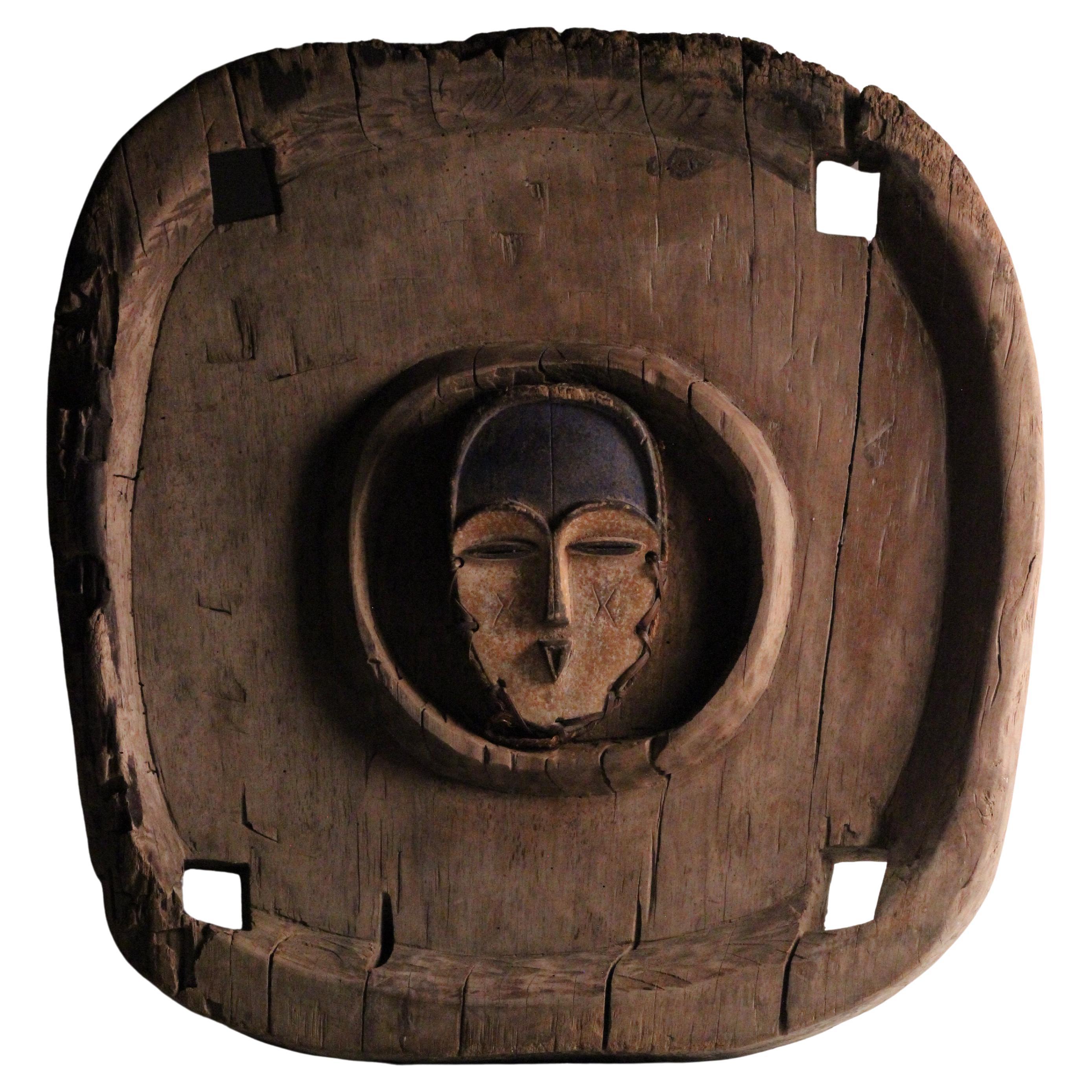 Wabi-Sabi Skulpturale Assemblage: Afrikanische Mitsogo-Maske und Tofu-Mahlwerksbasis im Angebot 3