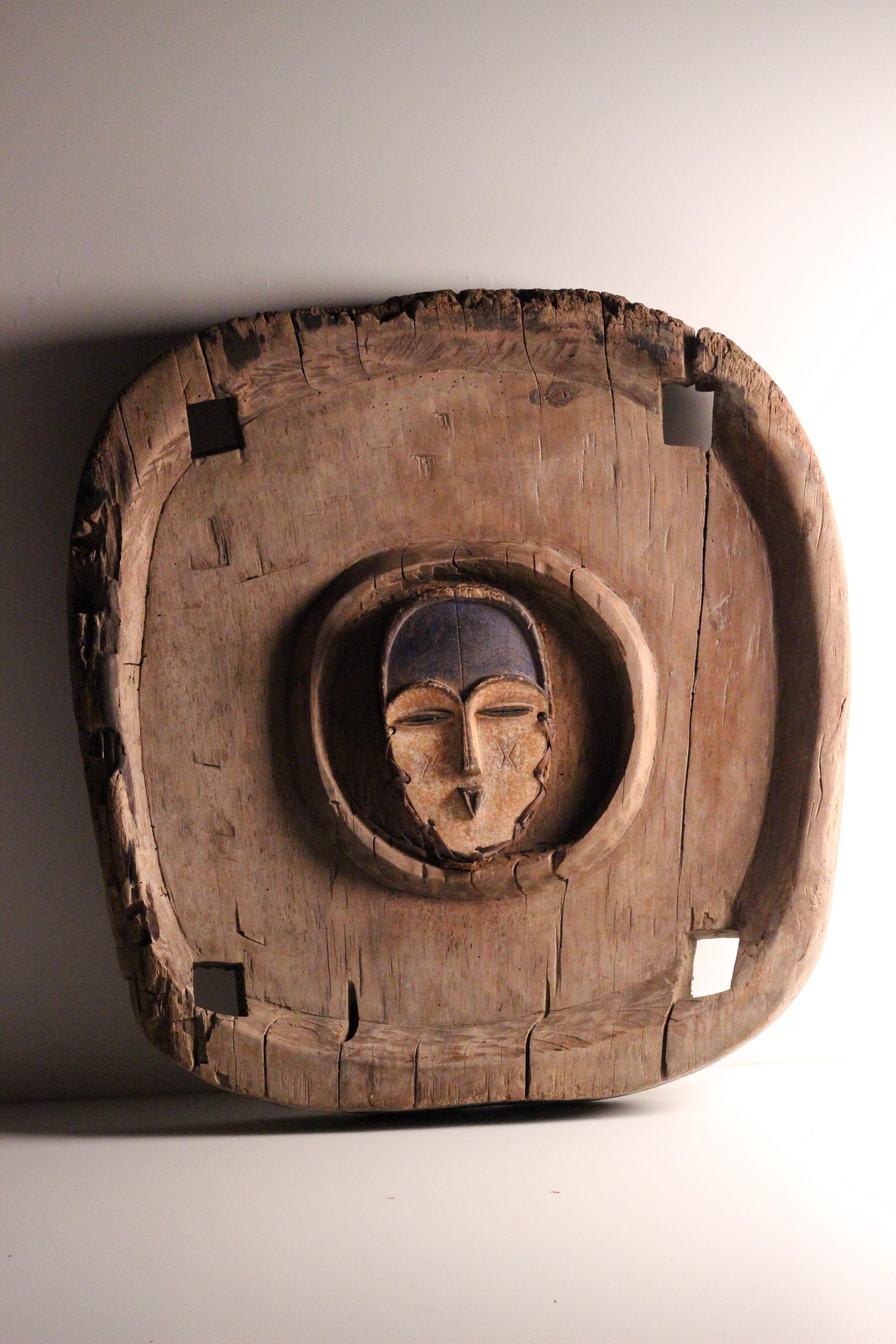 Wabi-Sabi Skulpturale Assemblage: Afrikanische Mitsogo-Maske und Tofu-Mahlwerksbasis im Angebot 4