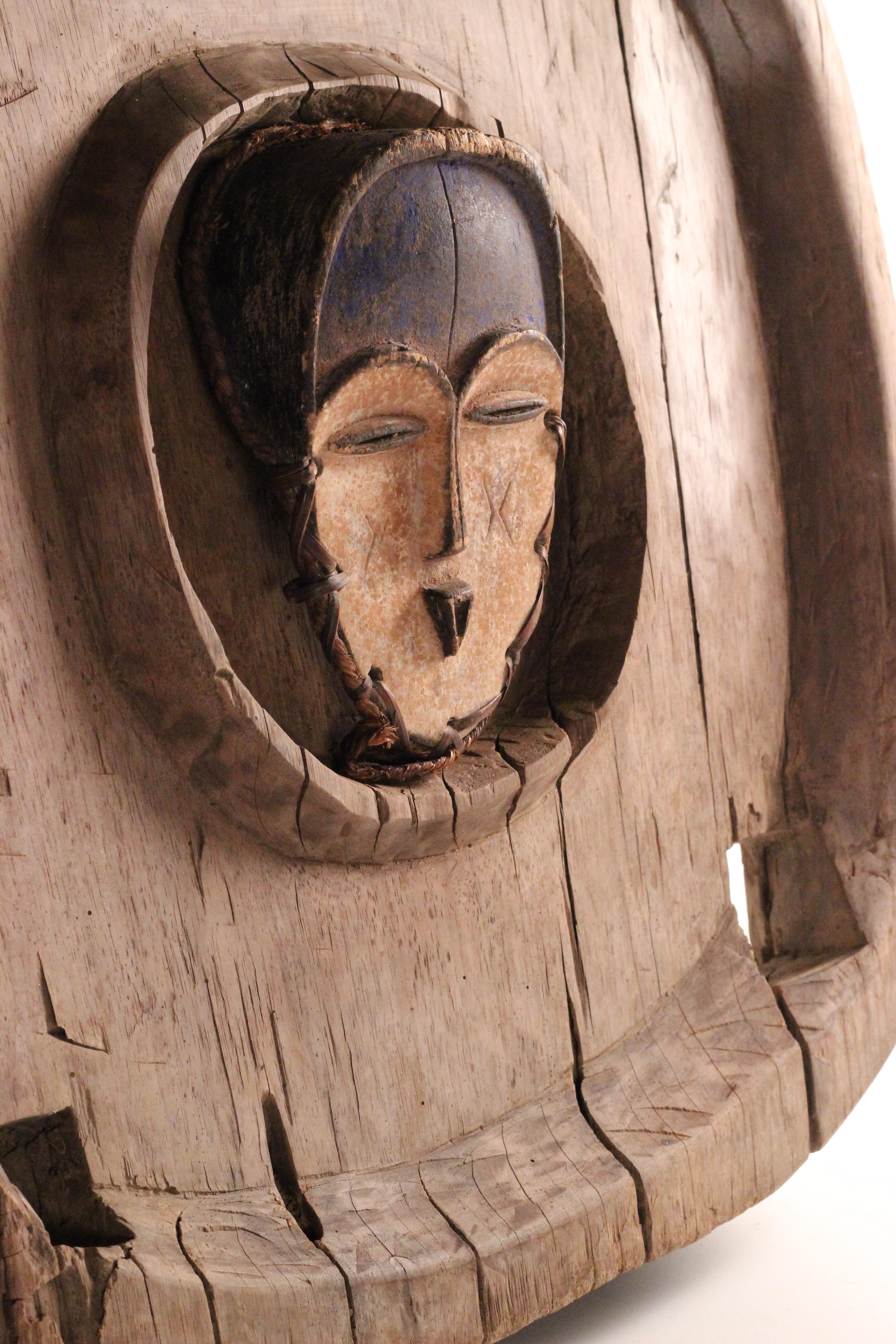 Wabi-Sabi Skulpturale Assemblage: Afrikanische Mitsogo-Maske und Tofu-Mahlwerksbasis im Angebot 5