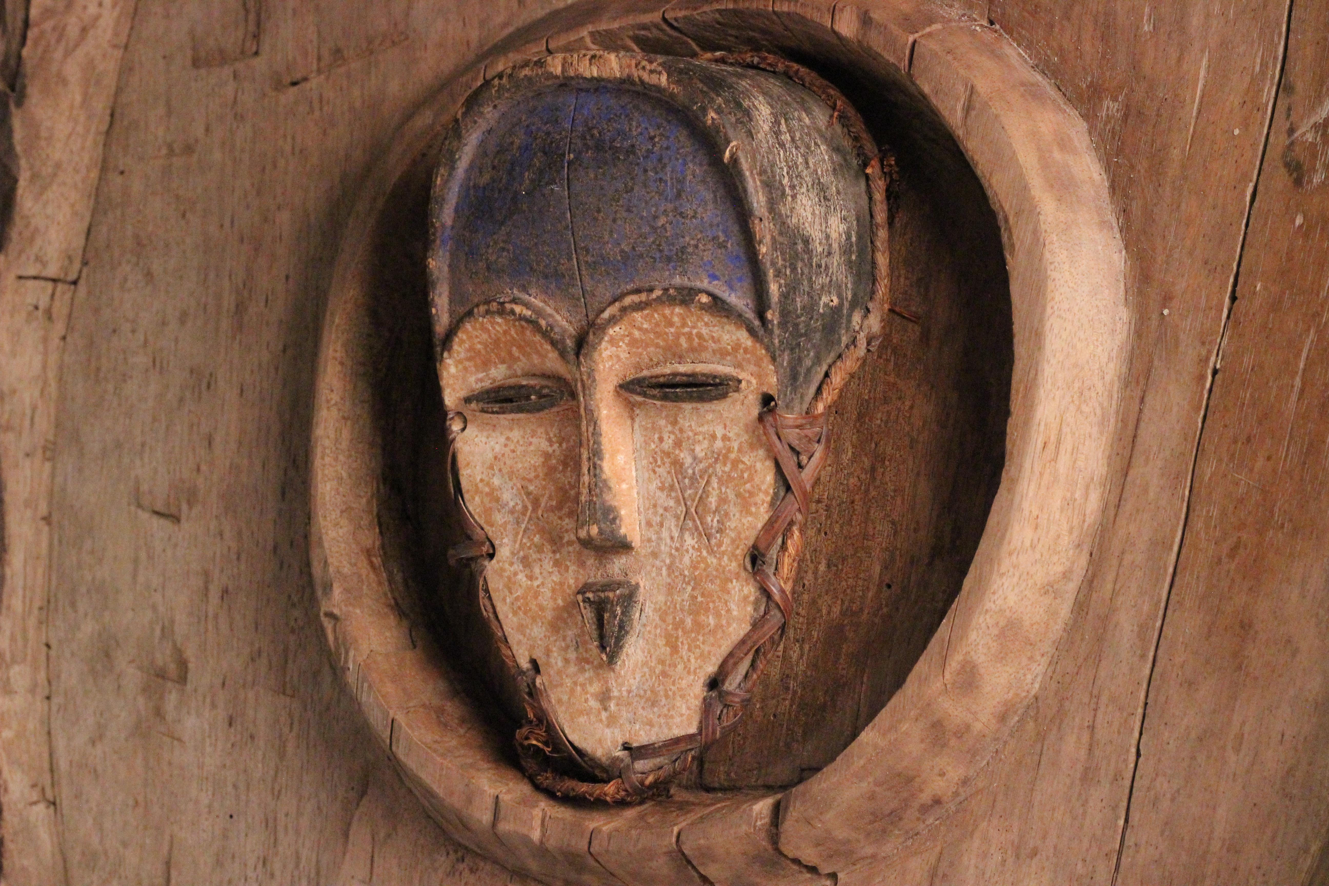 Wabi-Sabi Skulpturale Assemblage: Afrikanische Mitsogo-Maske und Tofu-Mahlwerksbasis im Angebot 6