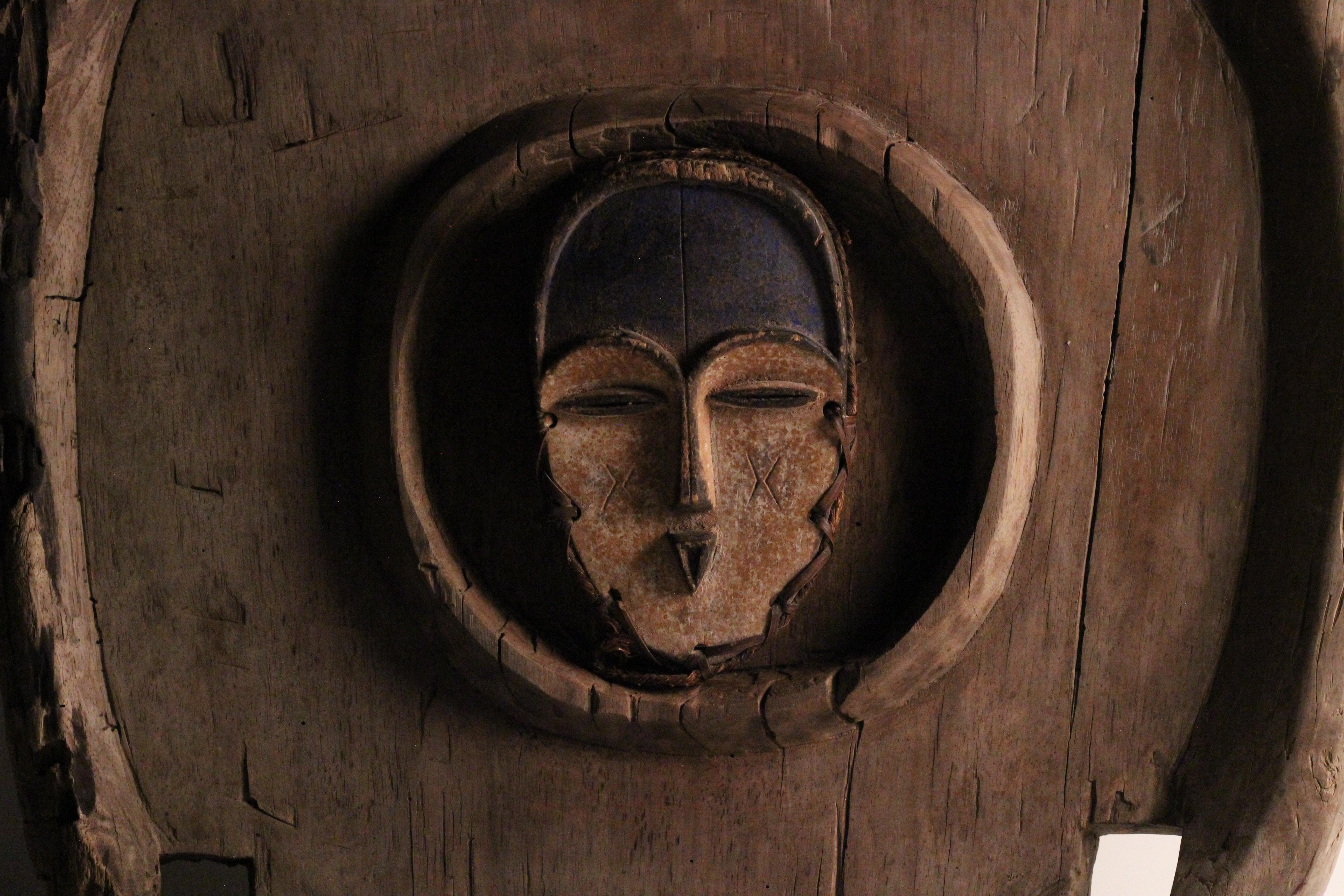 Wabi-Sabi Skulpturale Assemblage: Afrikanische Mitsogo-Maske und Tofu-Mahlwerksbasis im Angebot 7