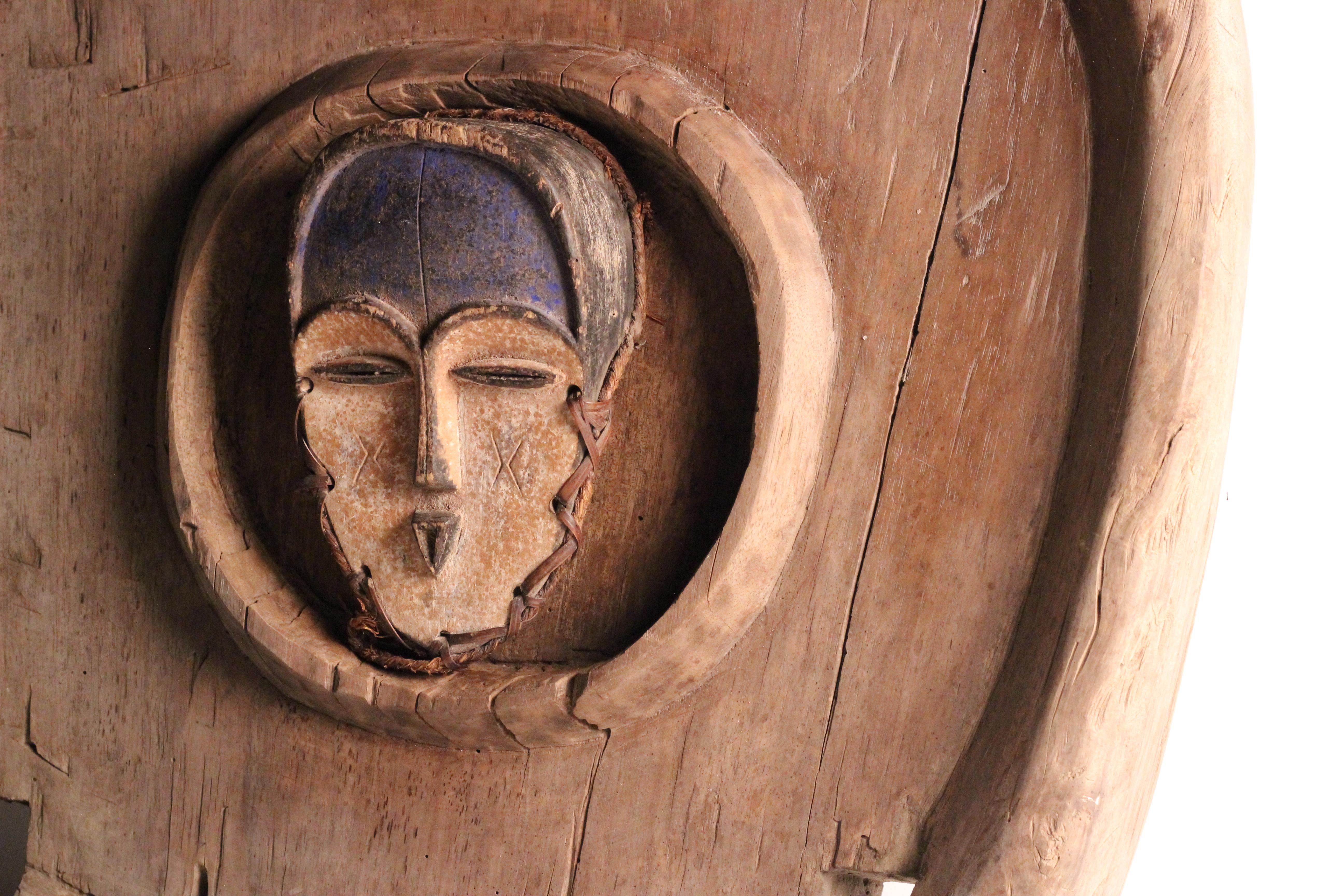 Wabi-Sabi Skulpturale Assemblage: Afrikanische Mitsogo-Maske und Tofu-Mahlwerksbasis im Angebot 8