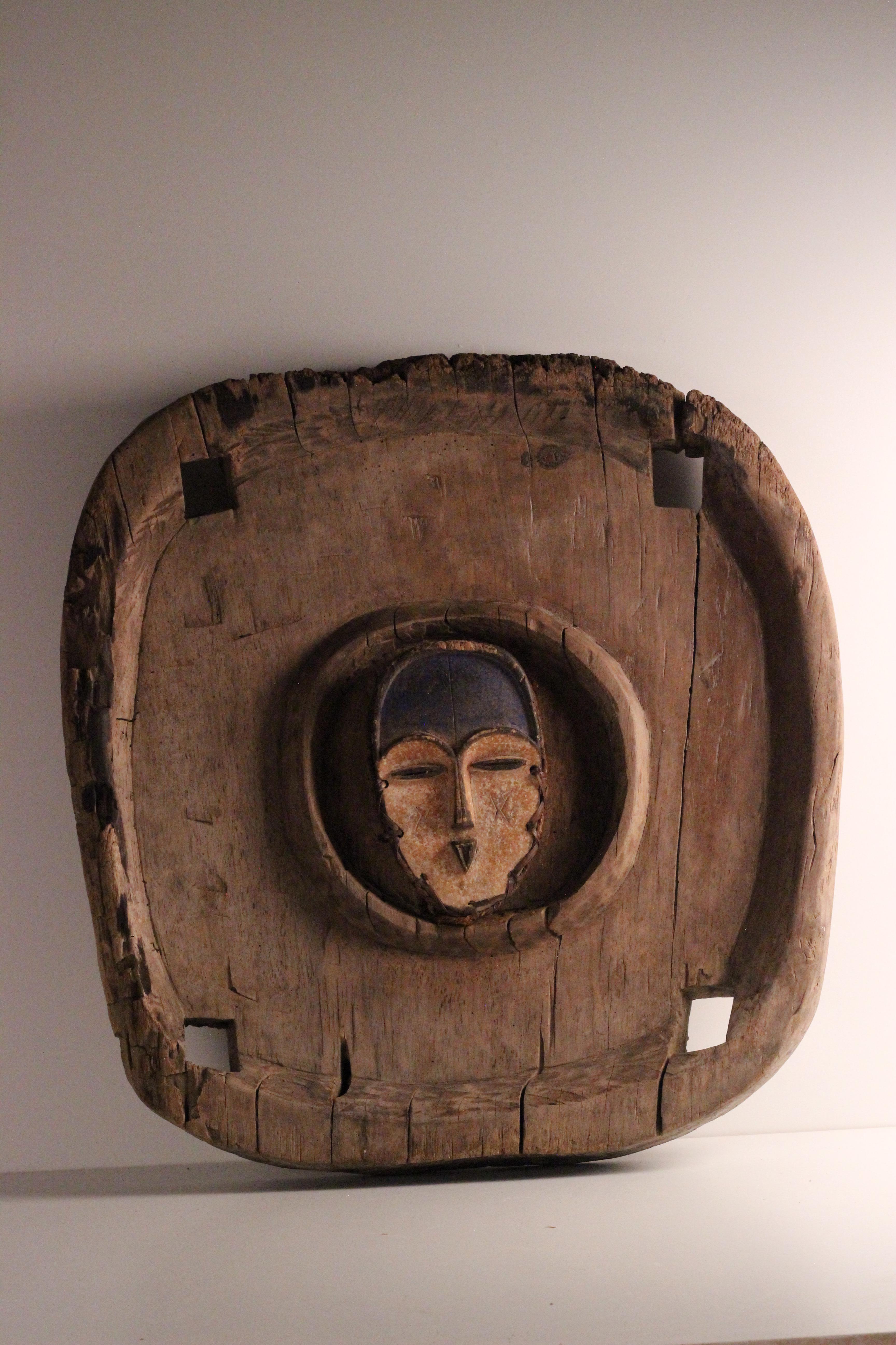 Wabi-Sabi Skulpturale Assemblage: Afrikanische Mitsogo-Maske und Tofu-Mahlwerksbasis im Angebot 9