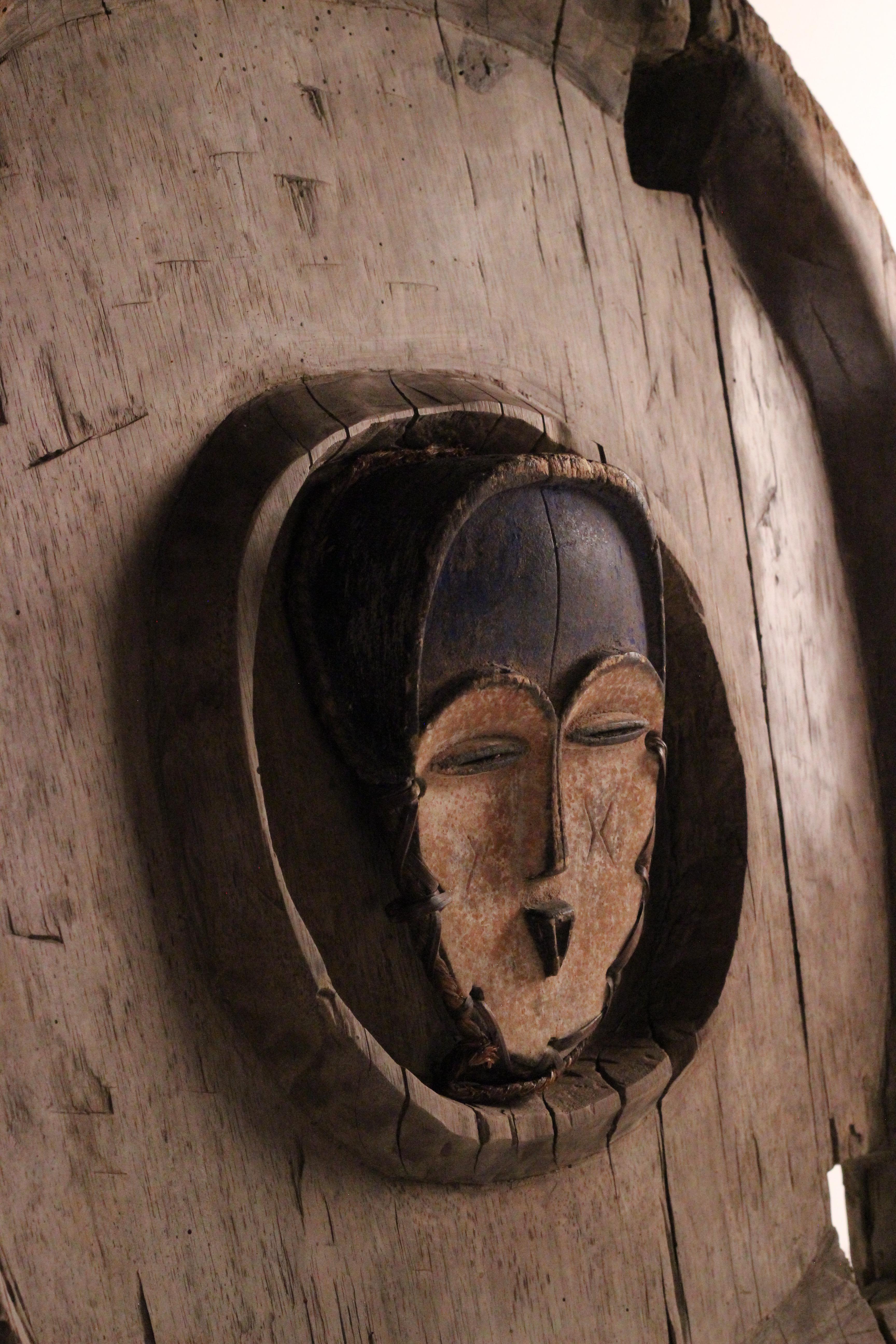 Wabi-Sabi Skulpturale Assemblage: Afrikanische Mitsogo-Maske und Tofu-Mahlwerksbasis im Angebot 12