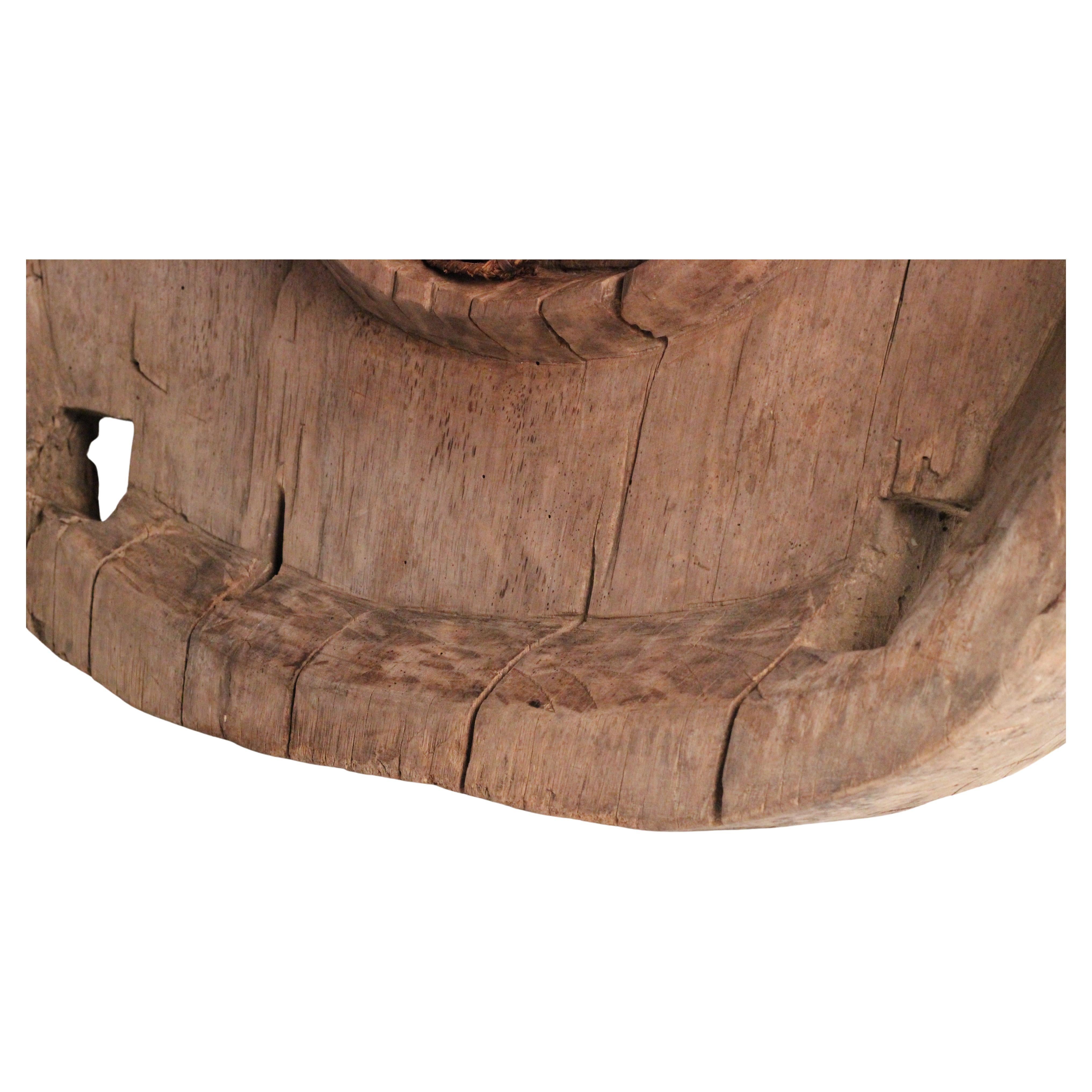 Wabi-Sabi Skulpturale Assemblage: Afrikanische Mitsogo-Maske und Tofu-Mahlwerksbasis (20. Jahrhundert) im Angebot