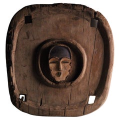Assemblage sculptural Wabi-Sabi : Masque africain Mitsogo et base de broyeur de tofu