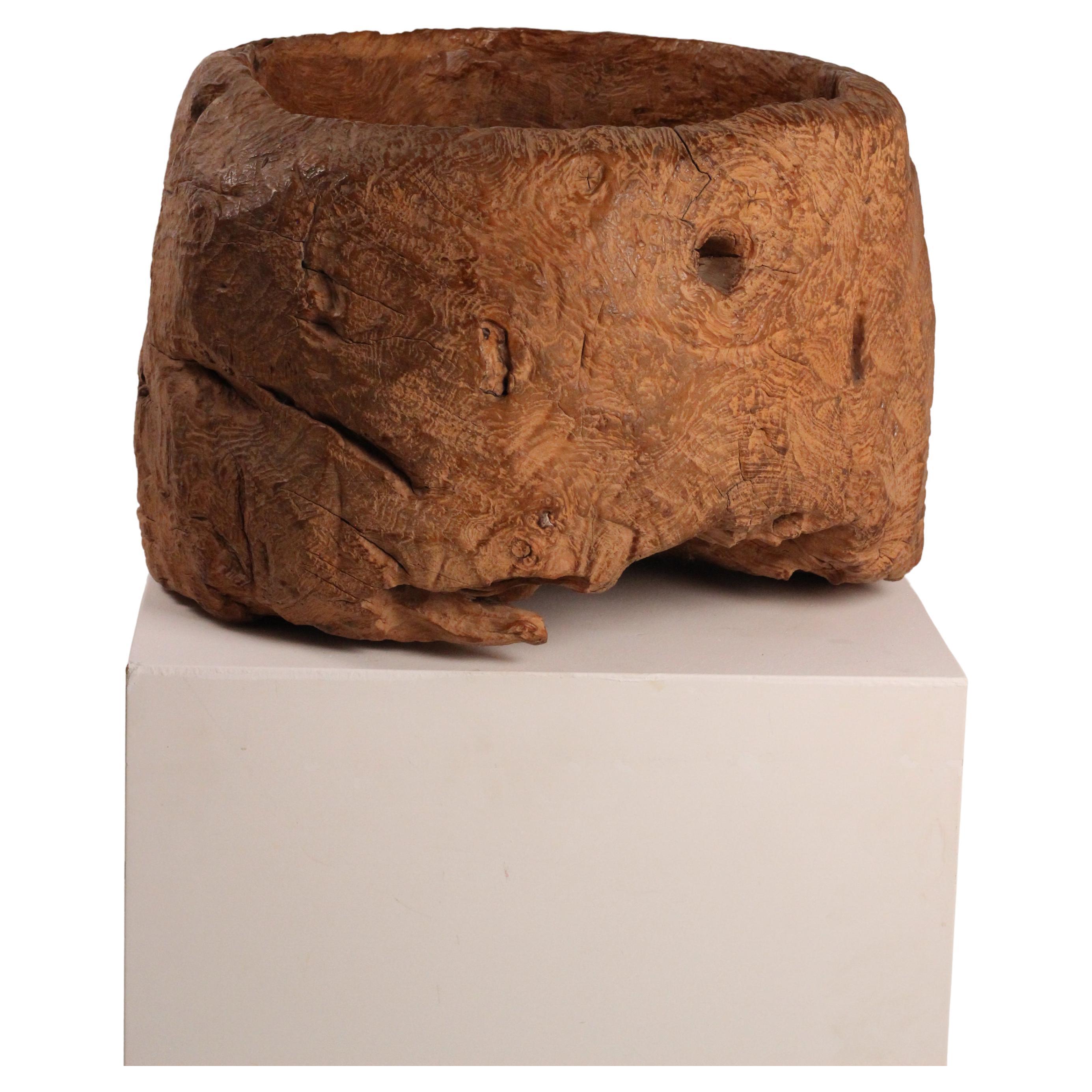 Ciotola da mortaio per riso in legno Wabi-Sabi Lombok, fine XIX-inizio XX secolo

Una monumentale ciotola da mortaio in legno intagliata a mano proveniente da Lombok, in Indonesia, risalente alla fine del XIX o all'inizio del XX secolo. Ricavato da