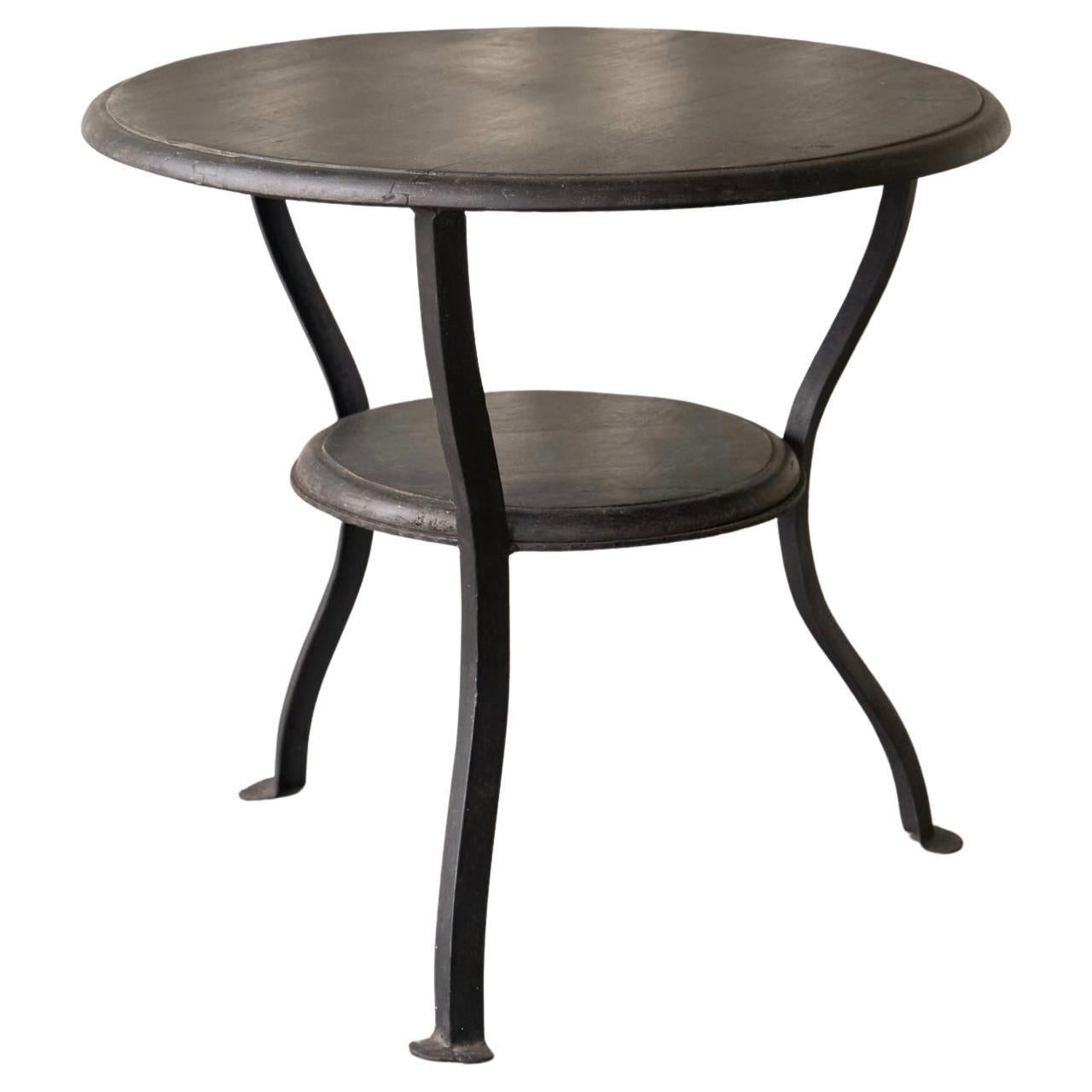 Mesa auxiliar Wabi Sabi de metal forjado a mano y madera teñida Años 20
