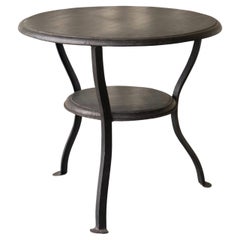 Mesa auxiliar Wabi Sabi de metal forjado a mano y madera teñida Años 20