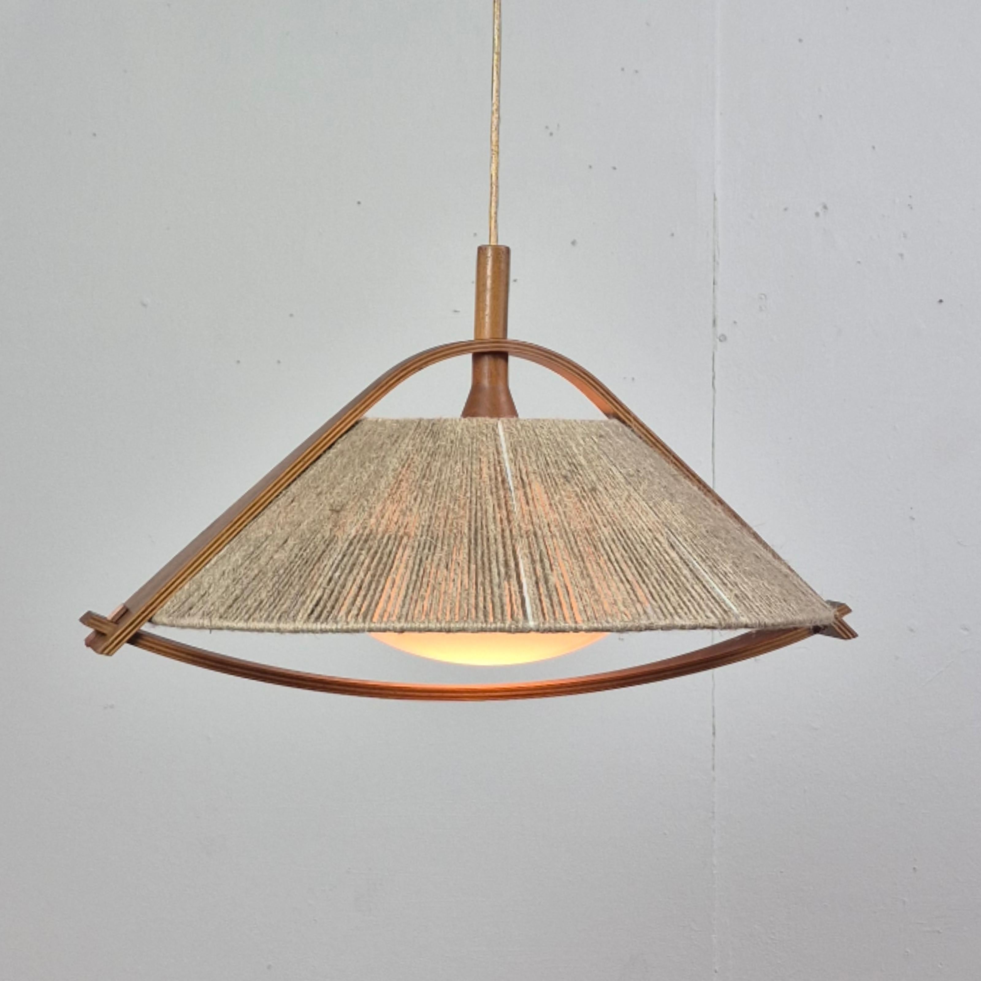 Lampada a sospensione in stile giapponese. Realizzato in compensato curvato con un paralume in sisal e un diffusore in perspex. Realizzato negli anni '60 dall'azienda svizzera Temde. Conosciuta per l'uso di materiali e forme naturali nel design