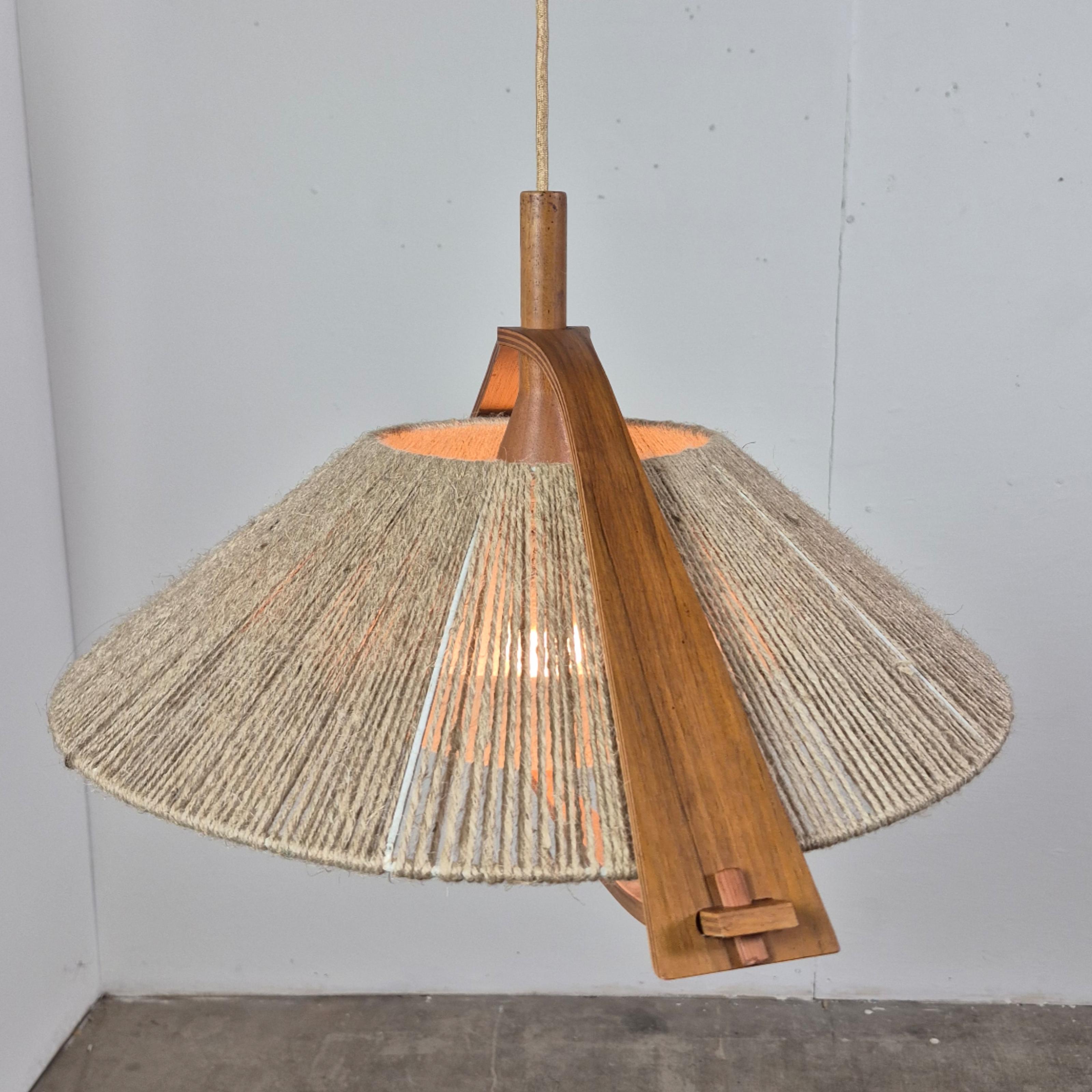 Lampada a sospensione Wabi sabi in sisal e compensato di Temde, Svizzera 1960 In condizioni buone in vendita a ECHT, NL