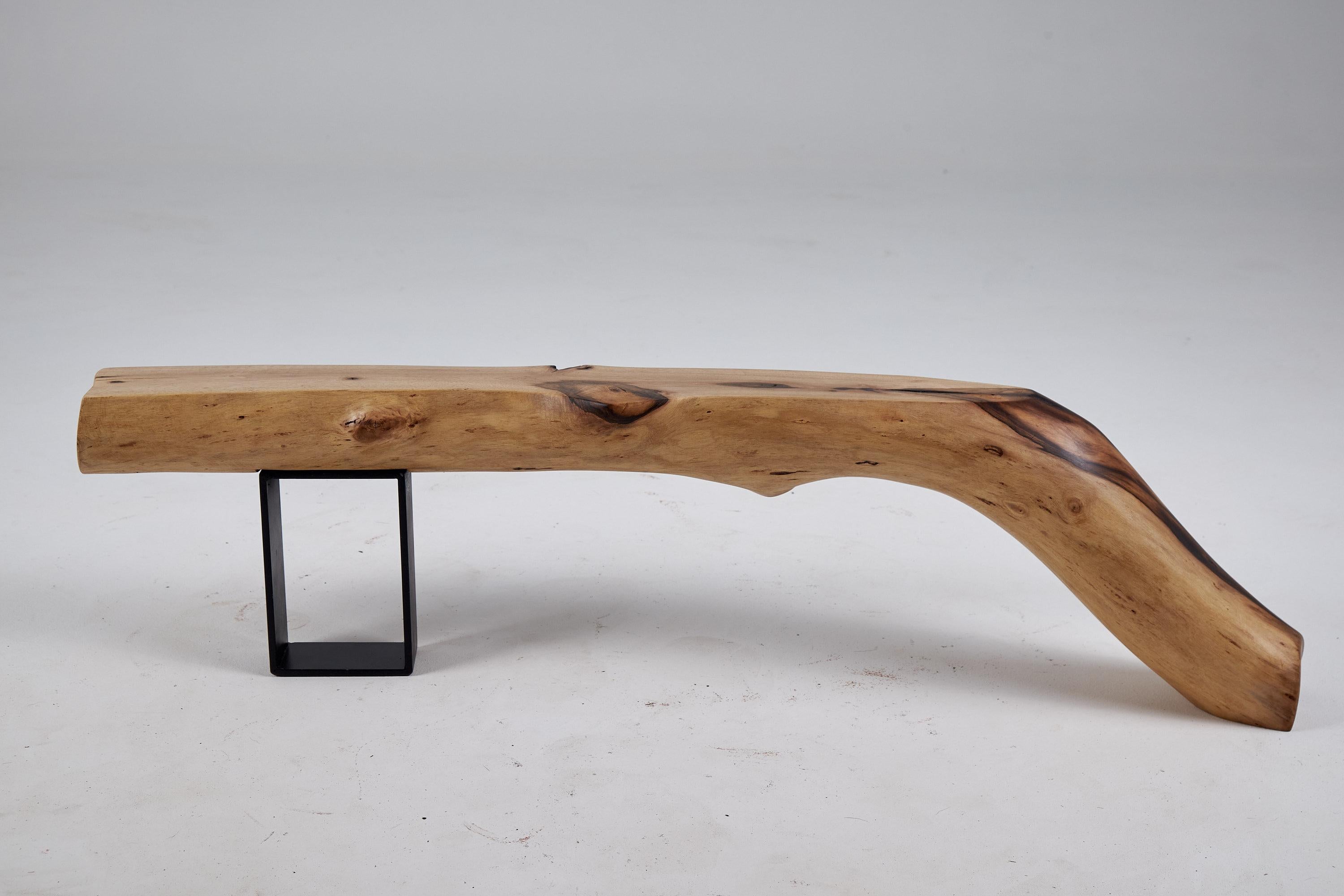 Pieza decorativa contemporánea única con el estilo de un banco. No es adecuado para un uso intenso y regular, ya que es pequeño y no ofrece la mejor estabilidad. Esta pieza está pensada para ser utilizada como decoración, y sobre ella puedes colocar