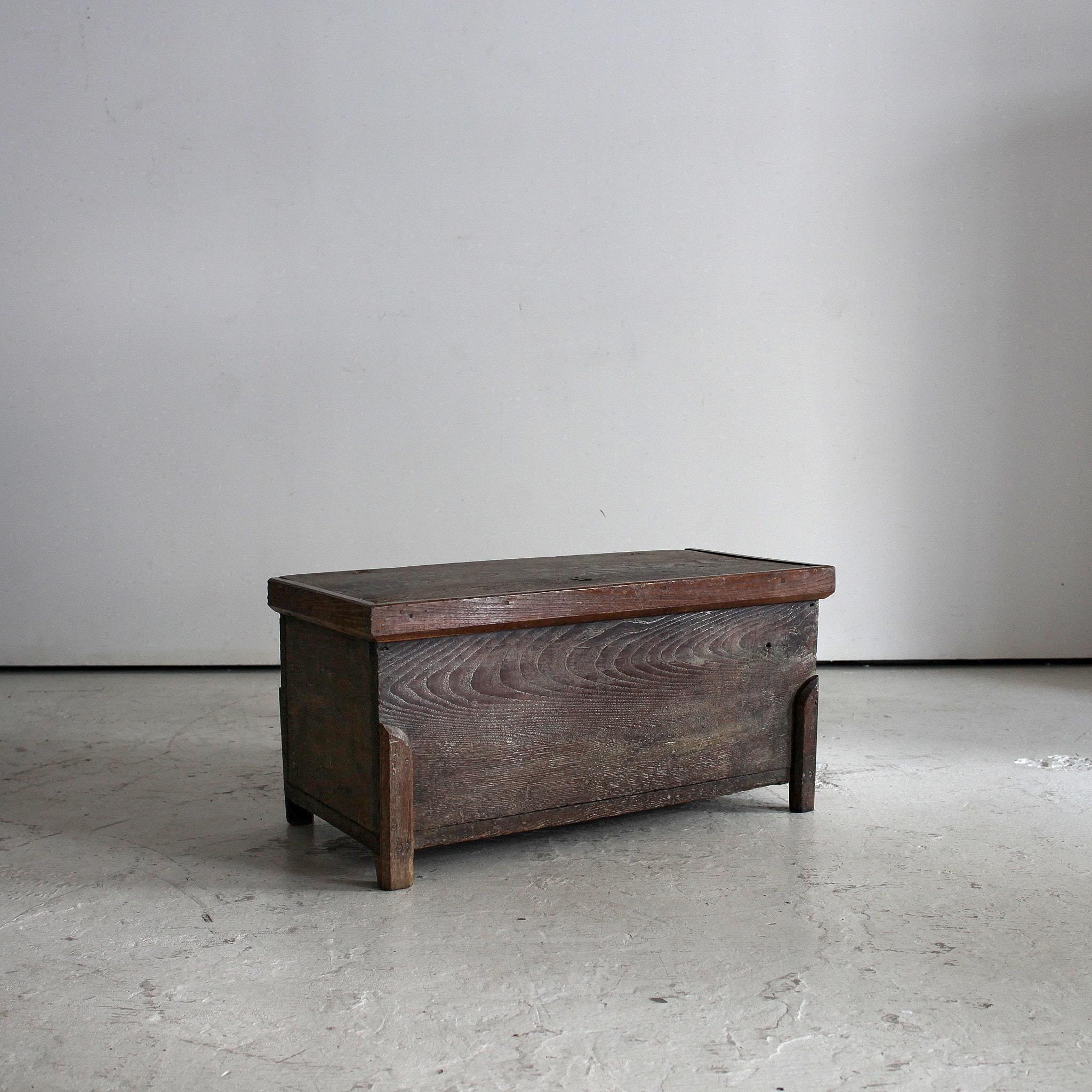 A small scale northern Portuguese chestnut coffer from the early 19th C.

Heavily patinated with a strong utilitarian design.

Many storage uses and even work as bedsides!