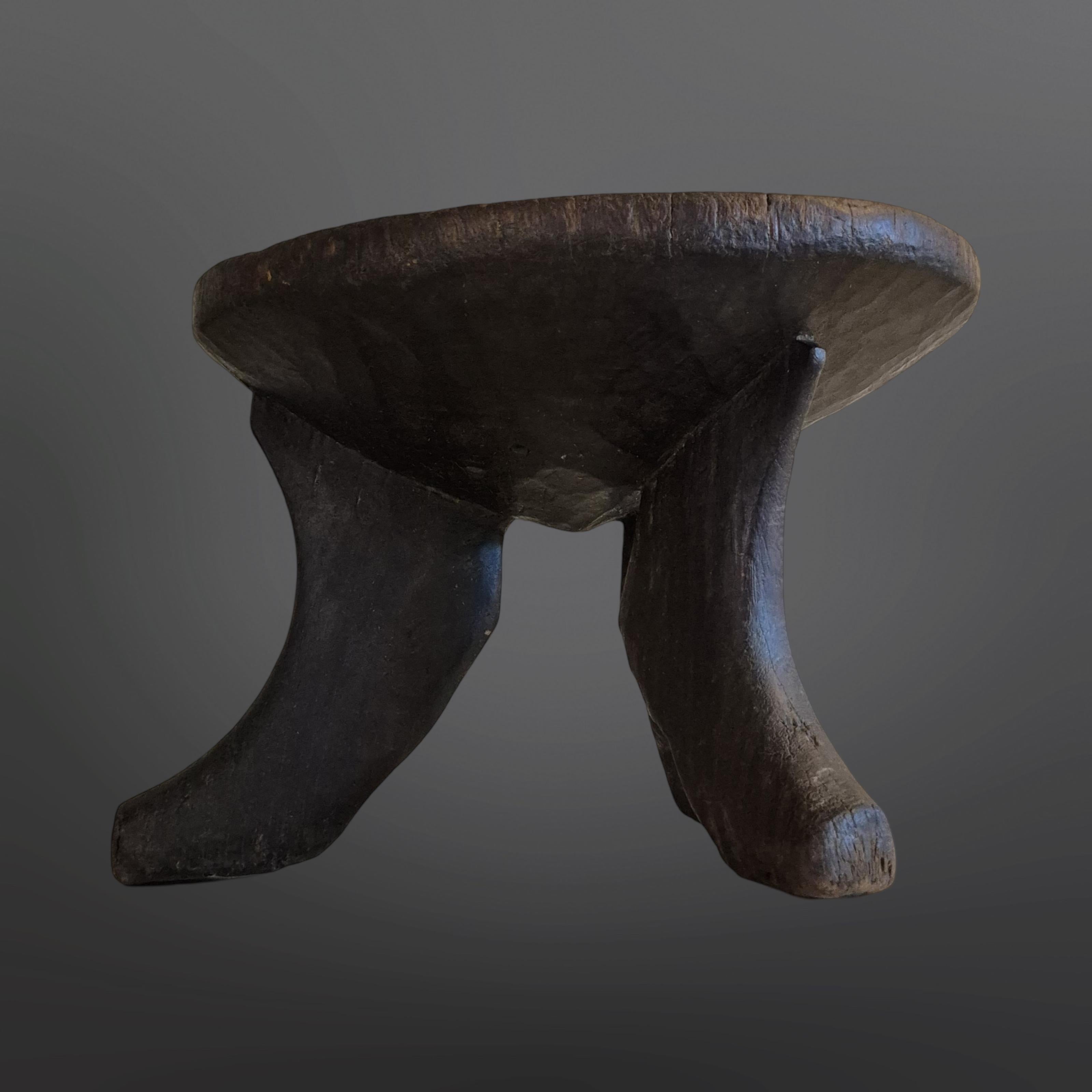 Taburete artesanal wabi sabi. Fabricado por el pueblo oromo de Etiopía hacia la década de 1950. Tallado en una sola pieza de madera dura. Hecha con habilidad y muy decorativa. La parte superior es cóncava y muestra los anillos anuales del árbol del