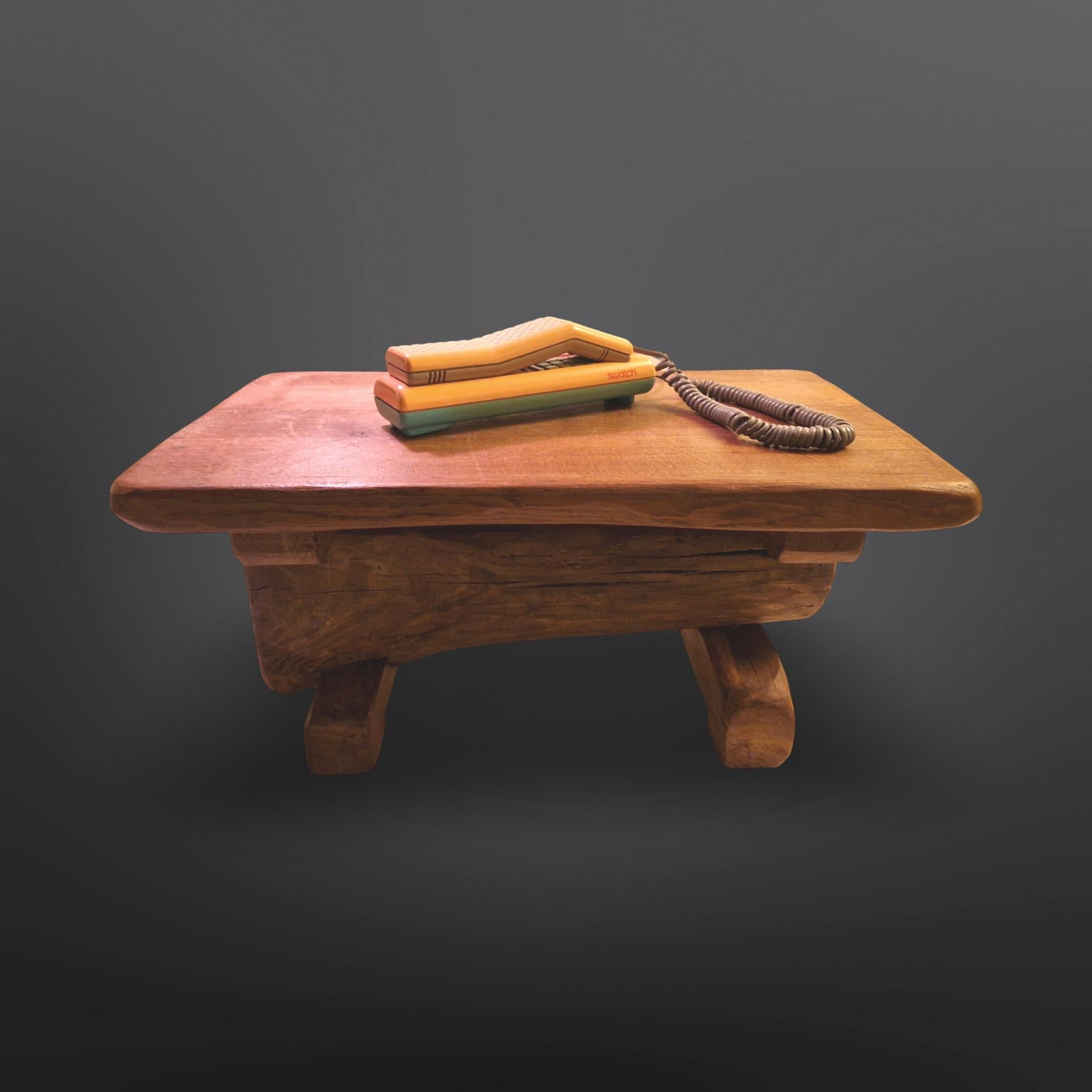 Table d'appoint de style wabi sabi. Il a été fabriqué à la main en chêne massif. La base est fabriquée à partir d'une bûche de chêne posée sur deux pieds fabriqués à la main. Un objet unique et naturel qui trouvera sa place dans pratiquement tous
