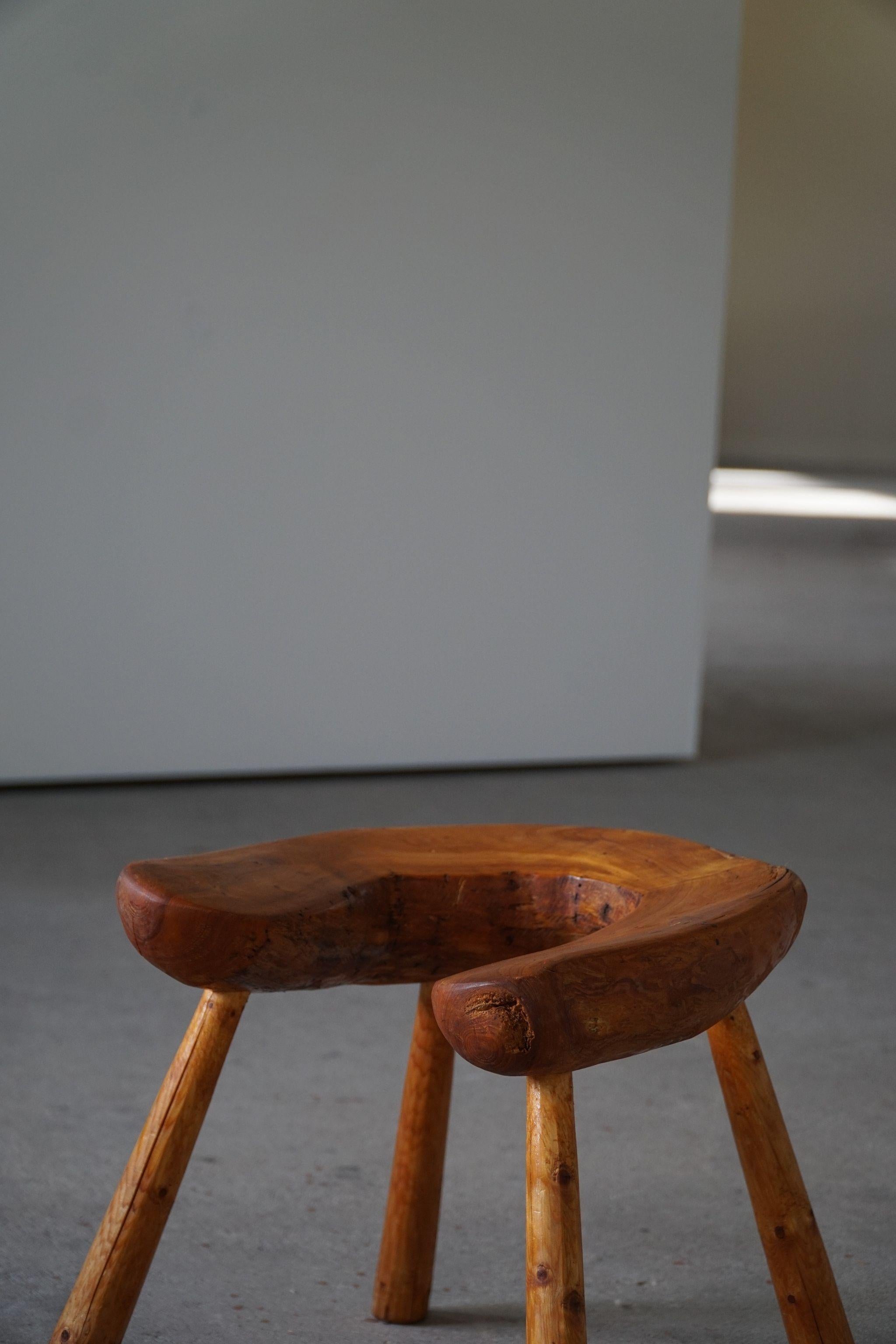 Sculpté à la main Tabouret Wabi Sabi en pin massif, fabriqué à la main par un ébéniste suédois, années 1950 en vente