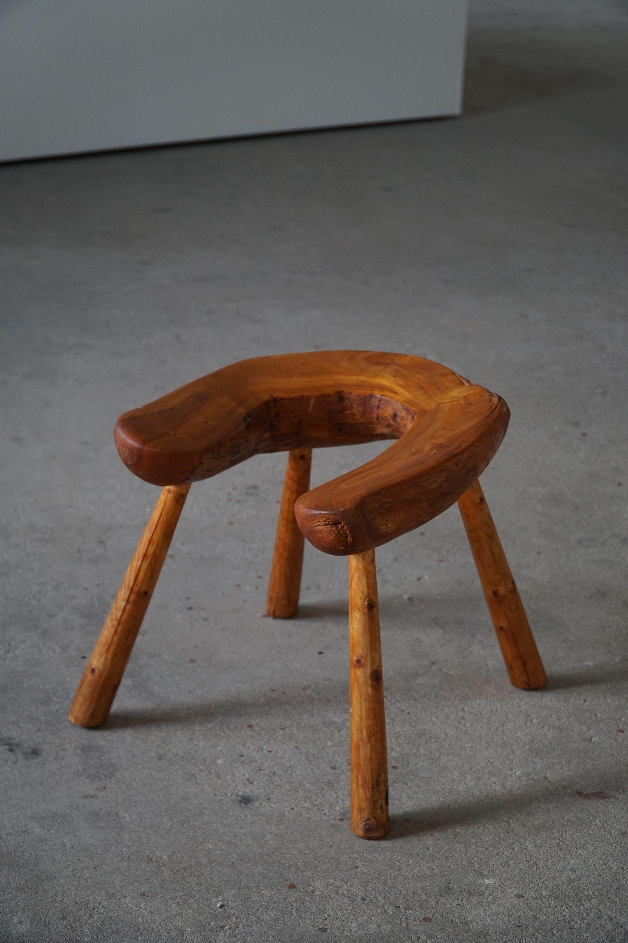 Tabouret Wabi Sabi en pin massif, fabriqué à la main par un ébéniste suédois, années 1950 Bon état - En vente à Odense, DK