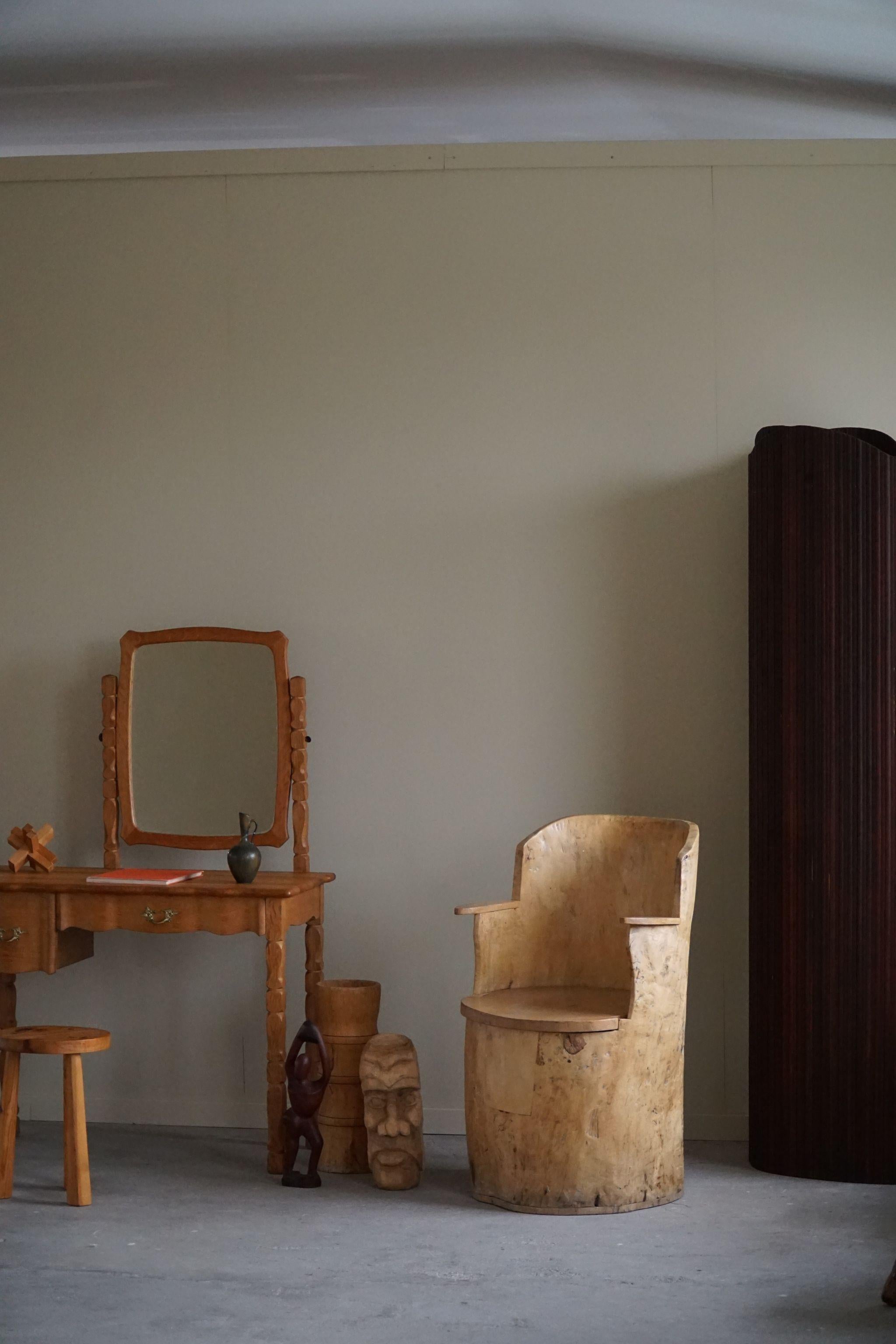 Charmanter primitiver Baumstumpf-Stuhl aus massiver Birke. Handgeschnitzt von einem unbekannten schwedischen Tischler. Ein schönes Wabi-Sabi-Stück, das perfekt in die moderne Einrichtung passt.

Dieser moderne Sessel passt in viele