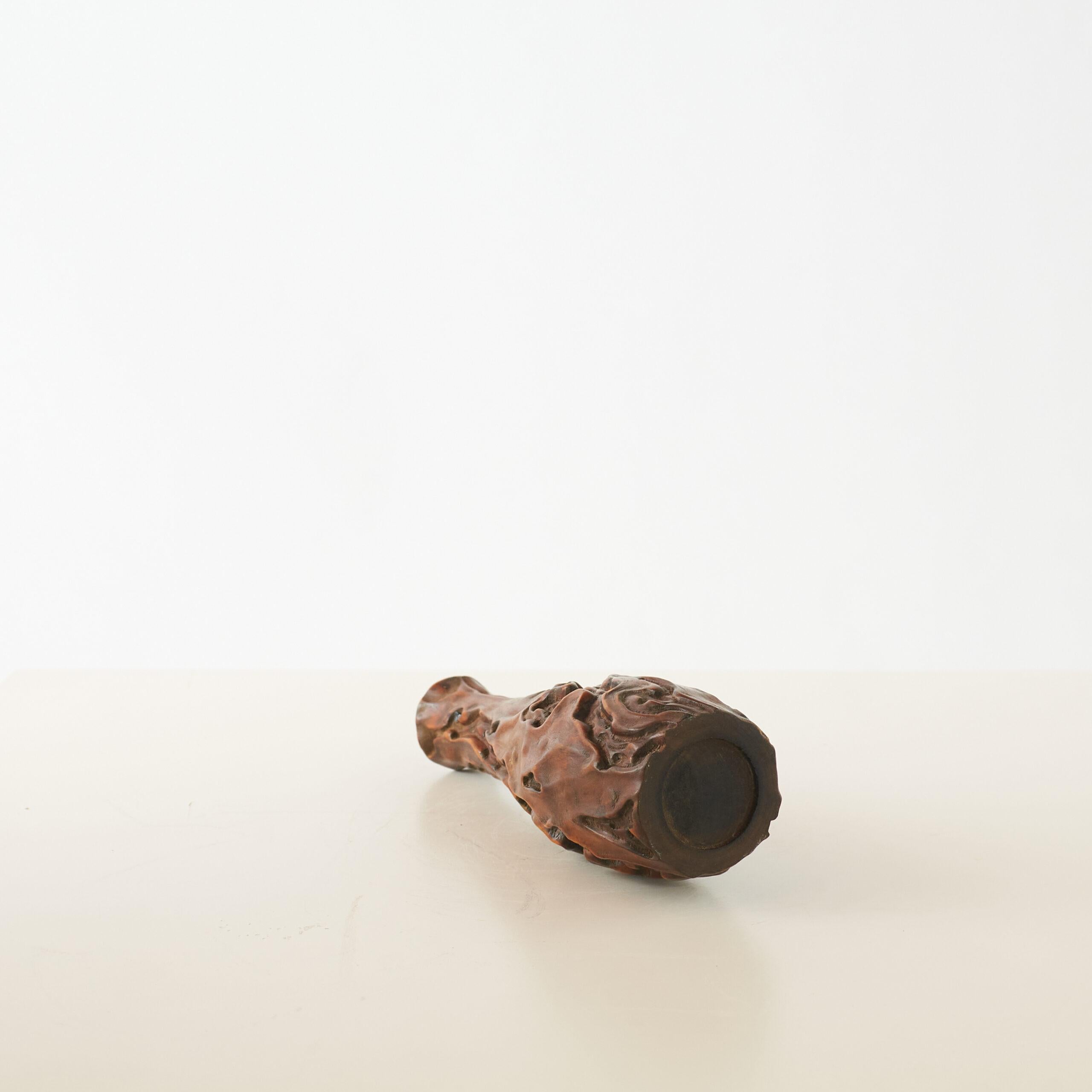 Vase en bois de bouleau sculpté de style Wabi Sabi

Un vase fait à la main dans le style Wabi Sabi, présentant une texture naturelle de bois de ronce et des imperfections subtiles. Son col étroit est parfait pour présenter une seule tige ou comme