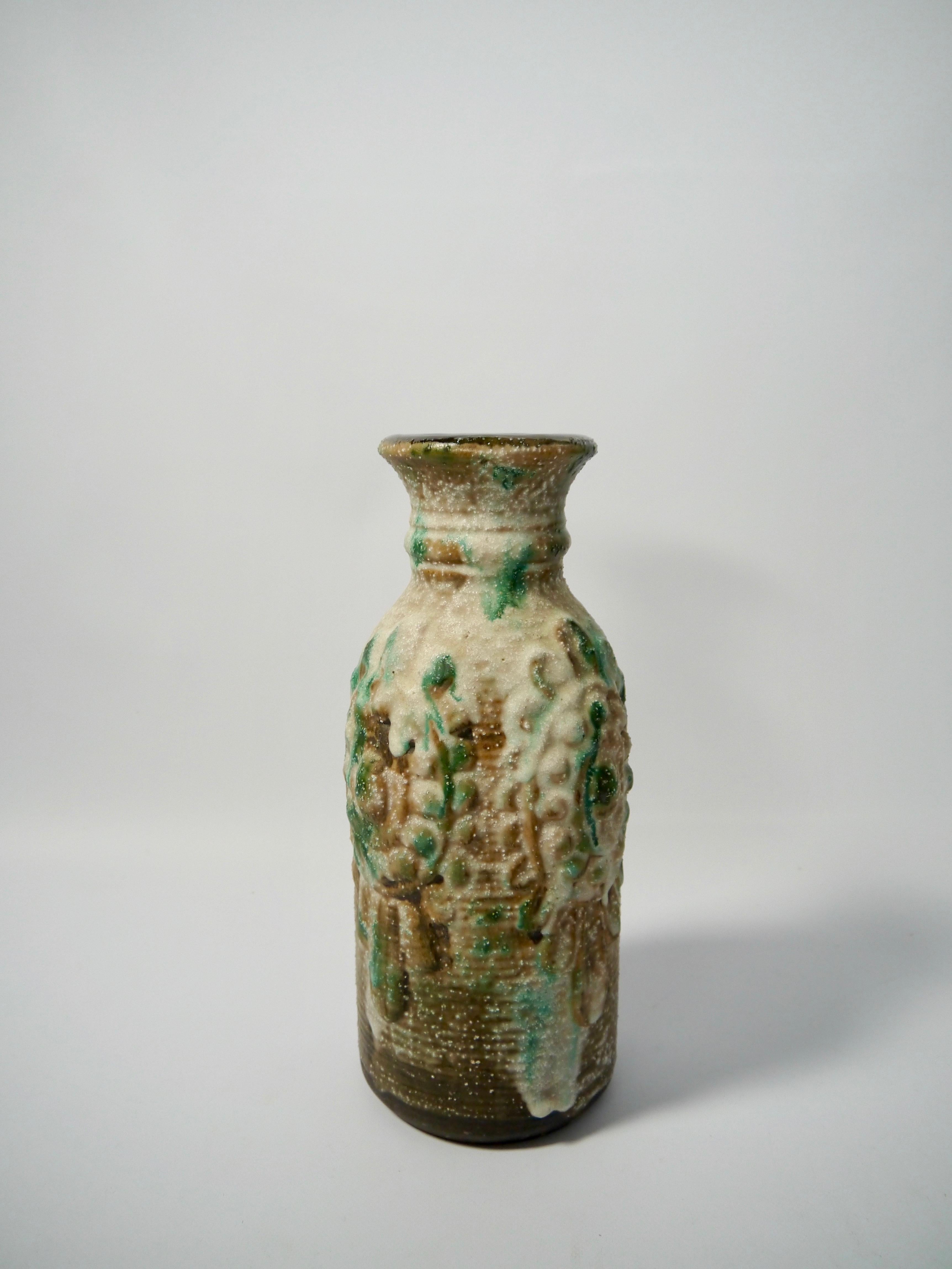 Wabi-Sabi-Stil glasierte keramische Vase aus fetter Lava, hergestellt von Carstens Tönnieshof, Westdeutschland 1960er Jahre. Sanfte Grüntöne, gemischt mit cremeweißem und gebranntem Ton, sowie ein von der Antike inspiriertes Relief und die Form