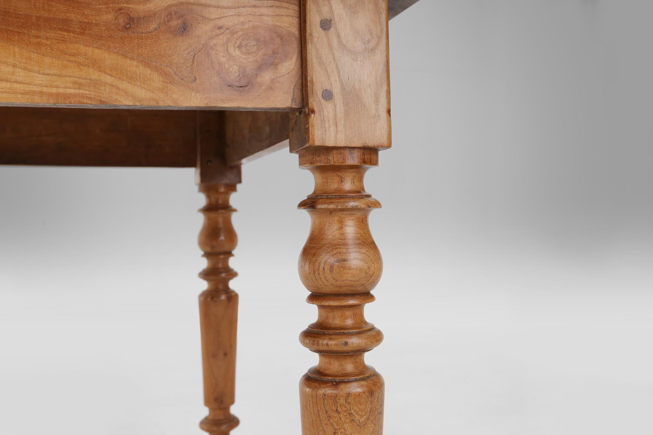 Table de table française de style Wabi sabi en bois d'orme avec tiroir, vers 1850 en vente 3