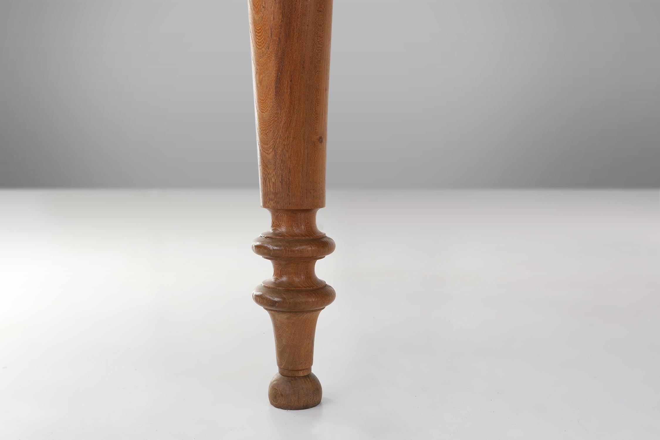 Table de table française de style Wabi sabi en bois d'orme avec tiroir, vers 1850 en vente 4