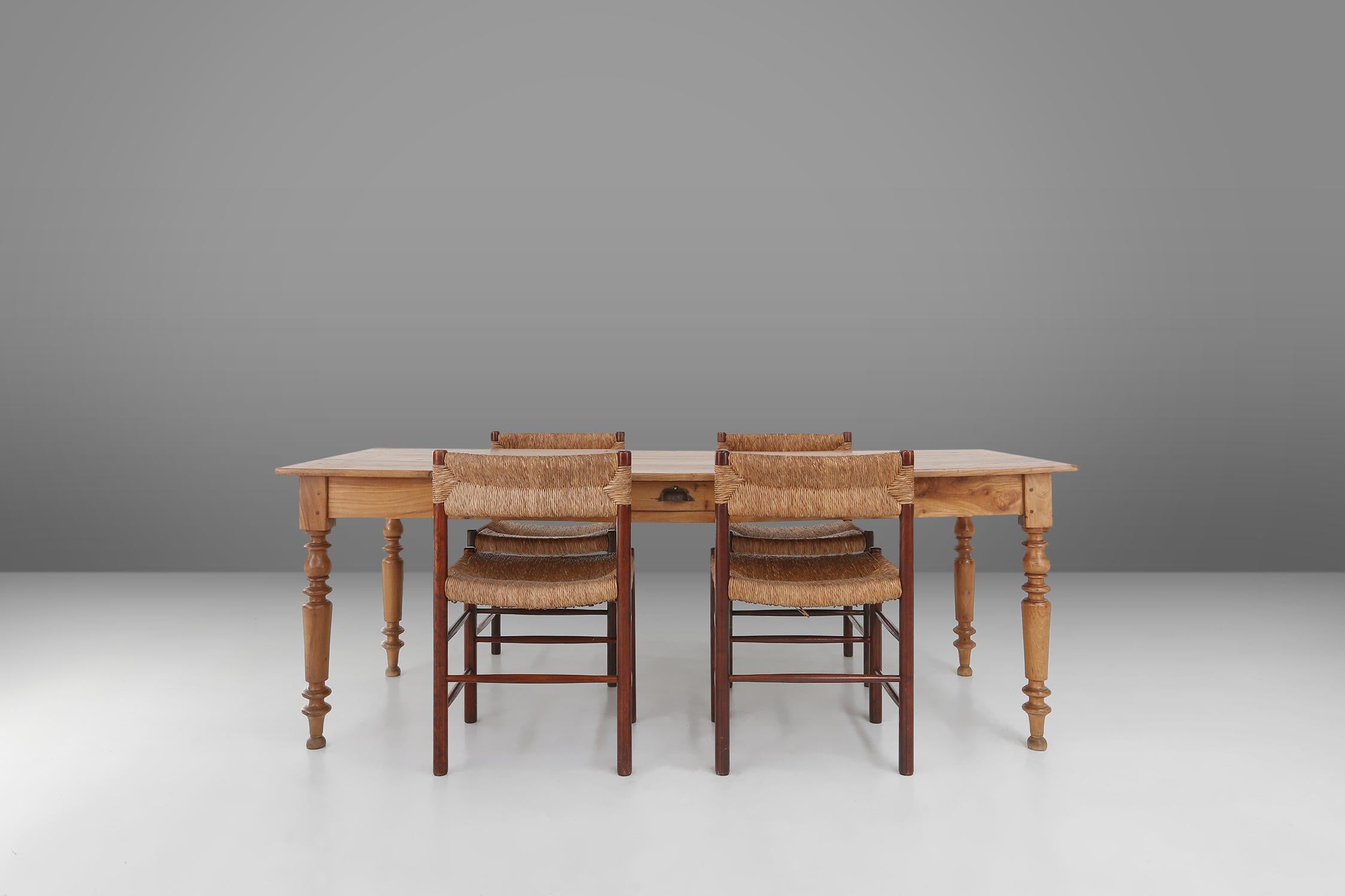 France / 1850 / table à manger / orme / rustique / antique / wabi sabi

Longue table ancienne en orme, fabriquée en France vers 1850. Cette table de conception classique est dotée d'un plateau robuste à trois planches en surplomb et repose sur 4