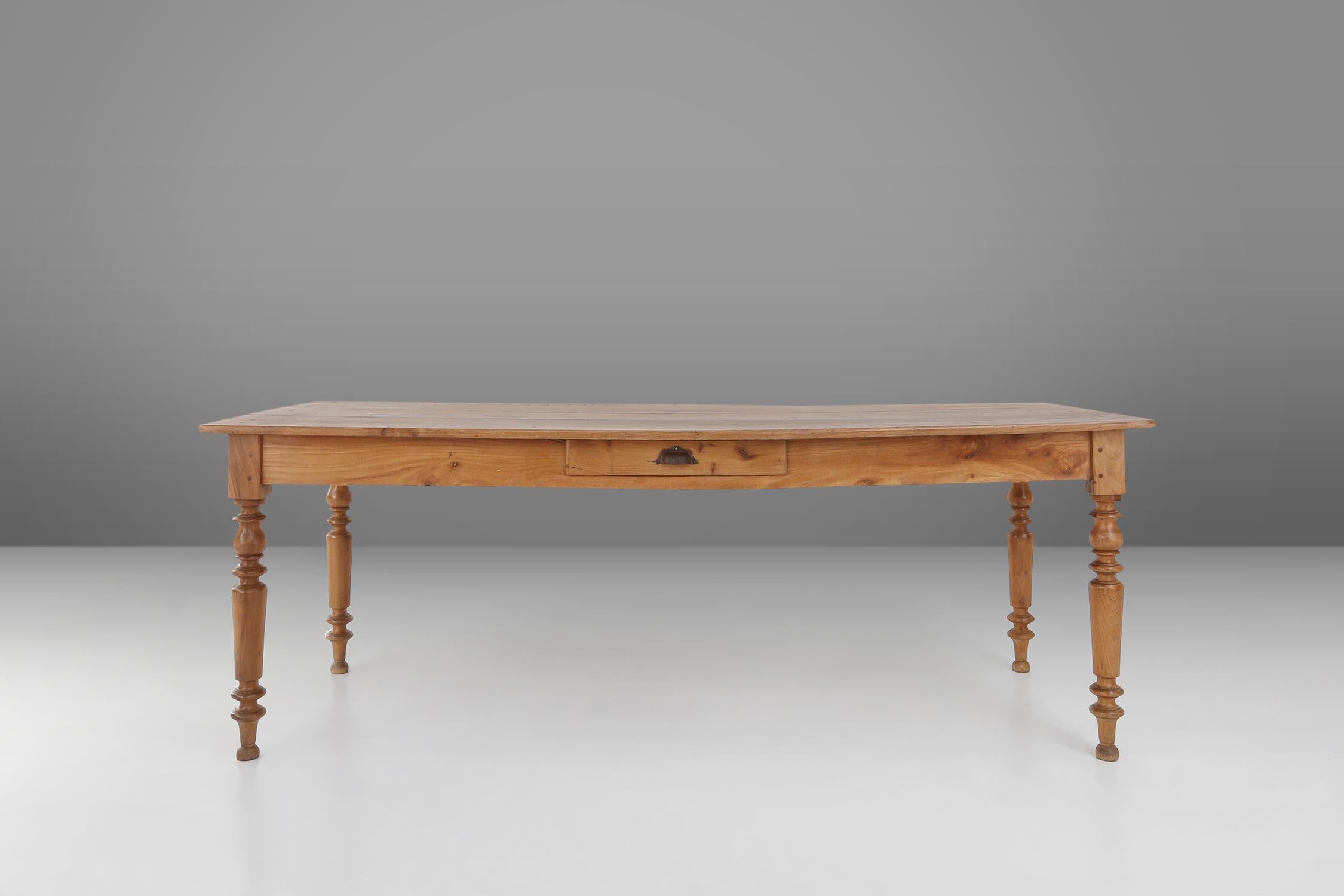 Rustique Table de table française de style Wabi sabi en bois d'orme avec tiroir, vers 1850 en vente