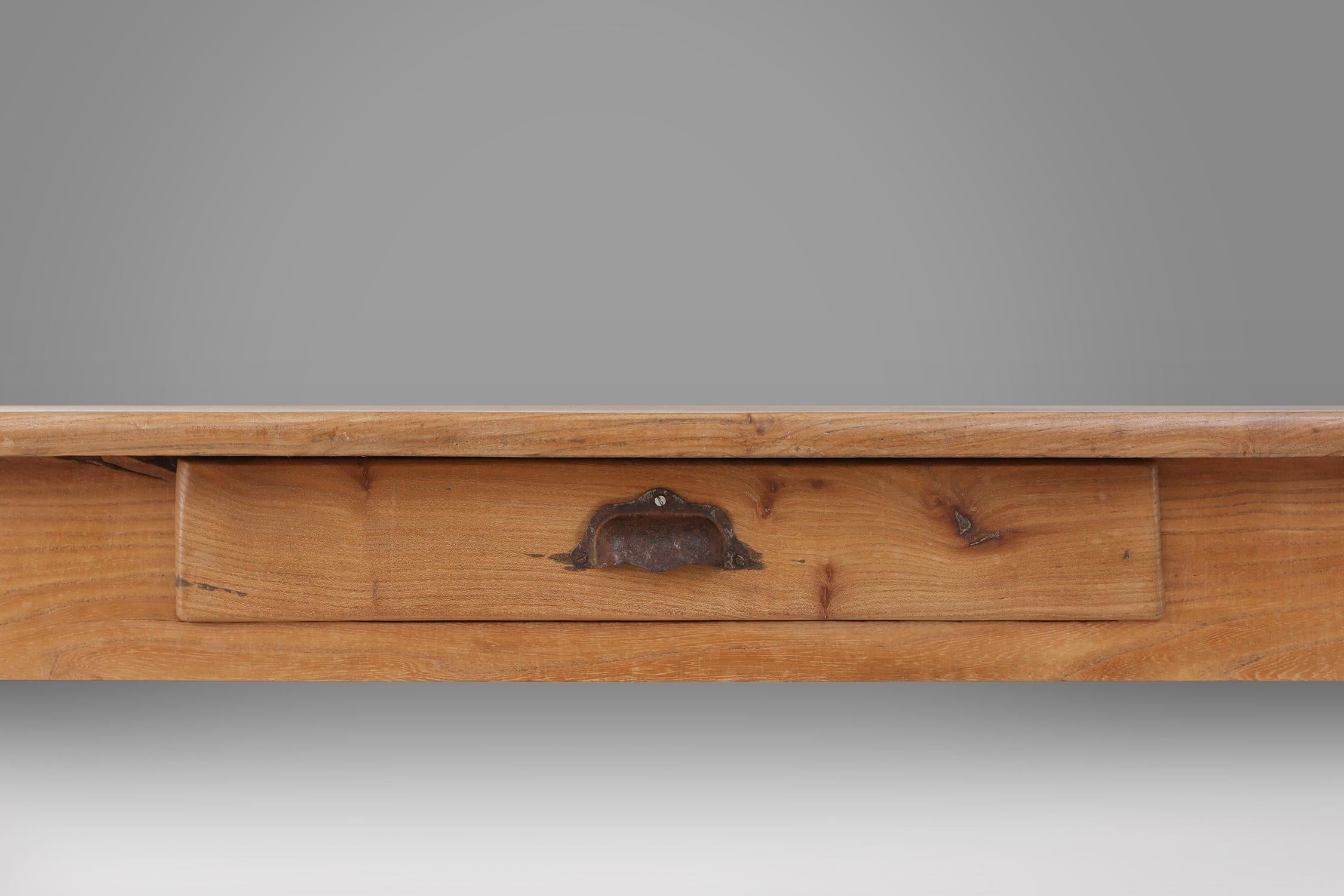 Français Table de table française de style Wabi sabi en bois d'orme avec tiroir, vers 1850 en vente