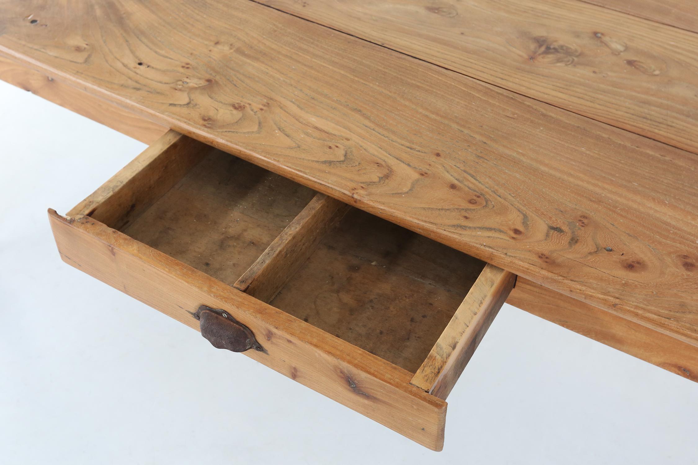 Fait main Table de table française de style Wabi sabi en bois d'orme avec tiroir, vers 1850 en vente