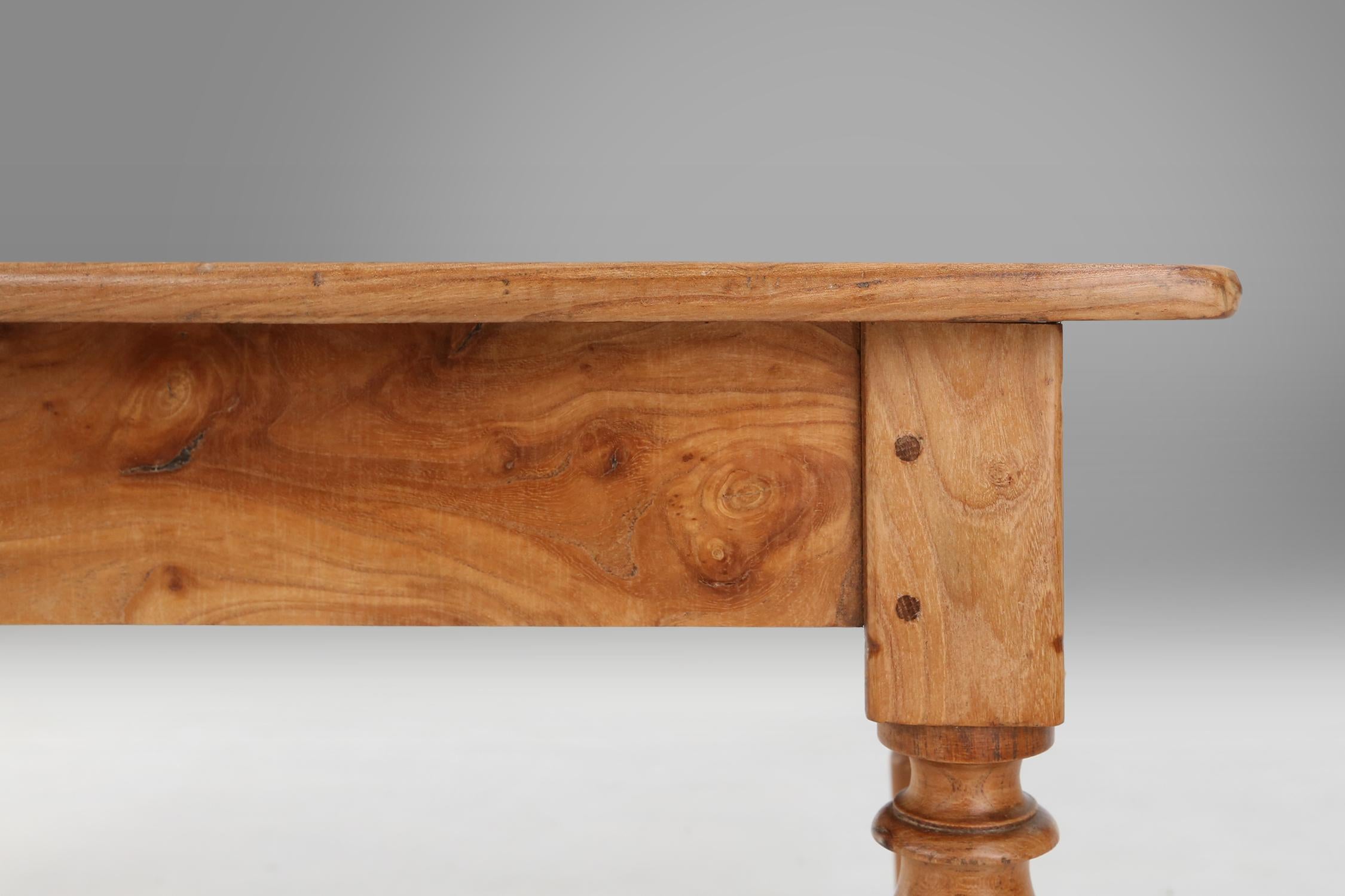 Table de table française de style Wabi sabi en bois d'orme avec tiroir, vers 1850 Bon état - En vente à Meulebeke, BE