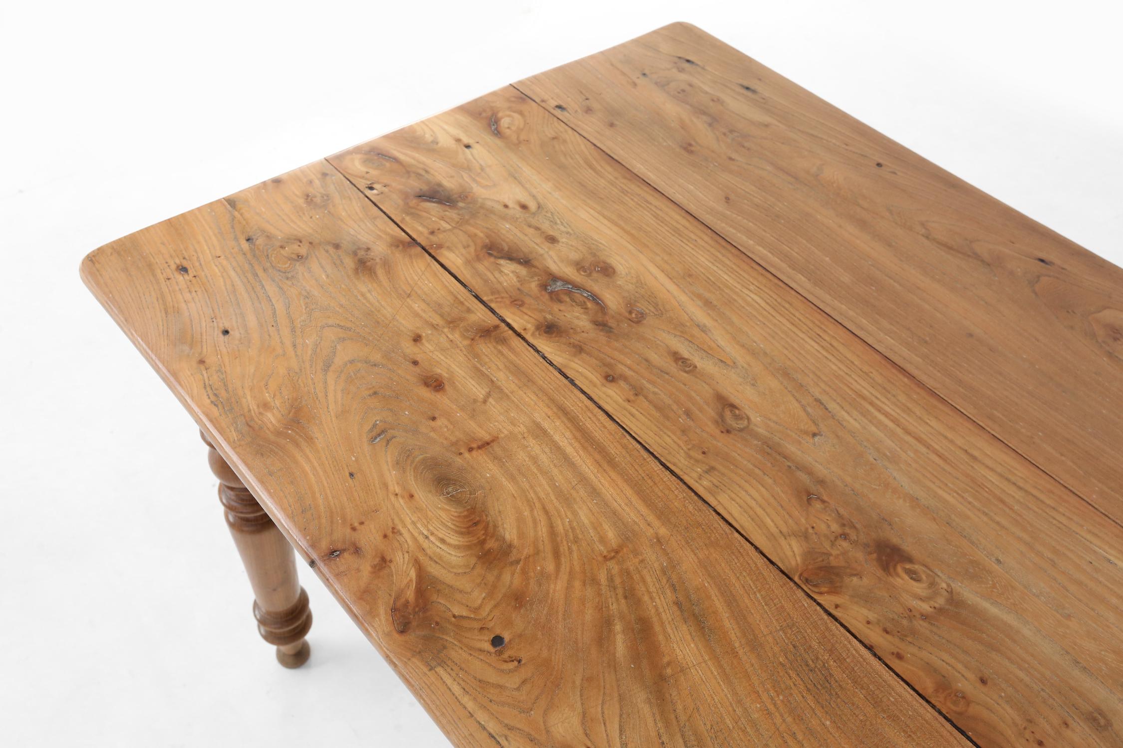 Milieu du XIXe siècle Table de table française de style Wabi sabi en bois d'orme avec tiroir, vers 1850 en vente