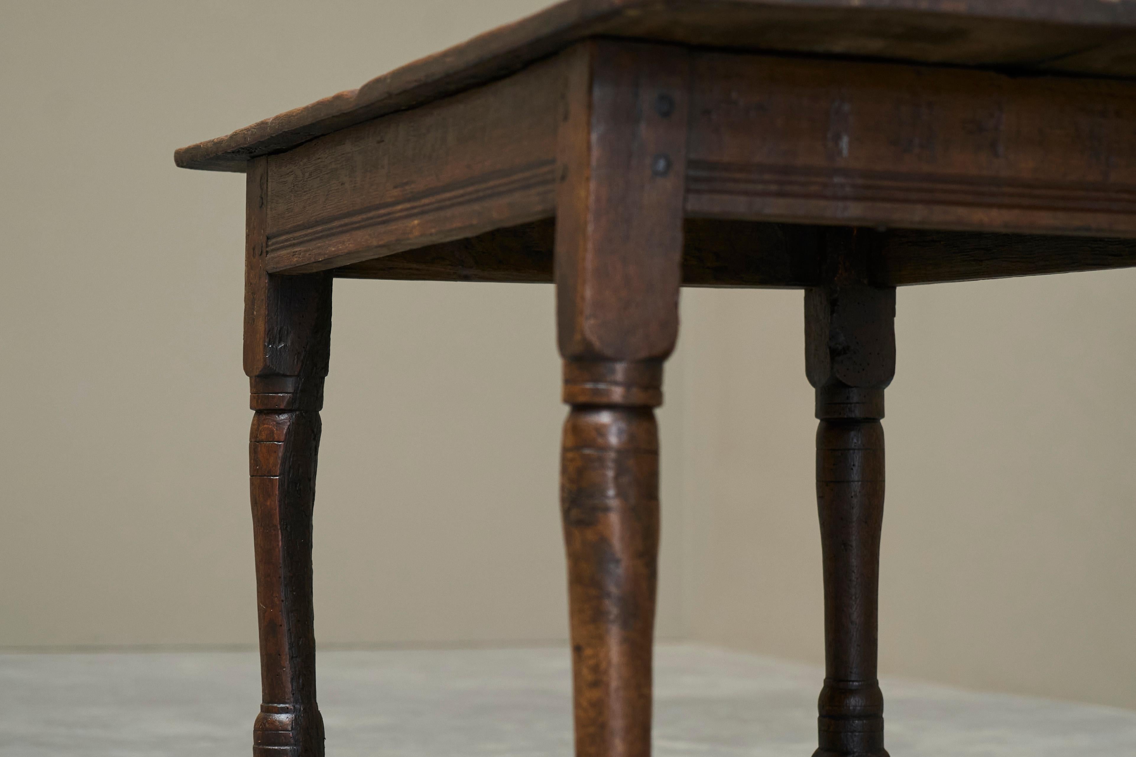 Table d'appoint de réfectoire en chêne massif de style Wabi Sabi Début du 19e siècle en vente 4