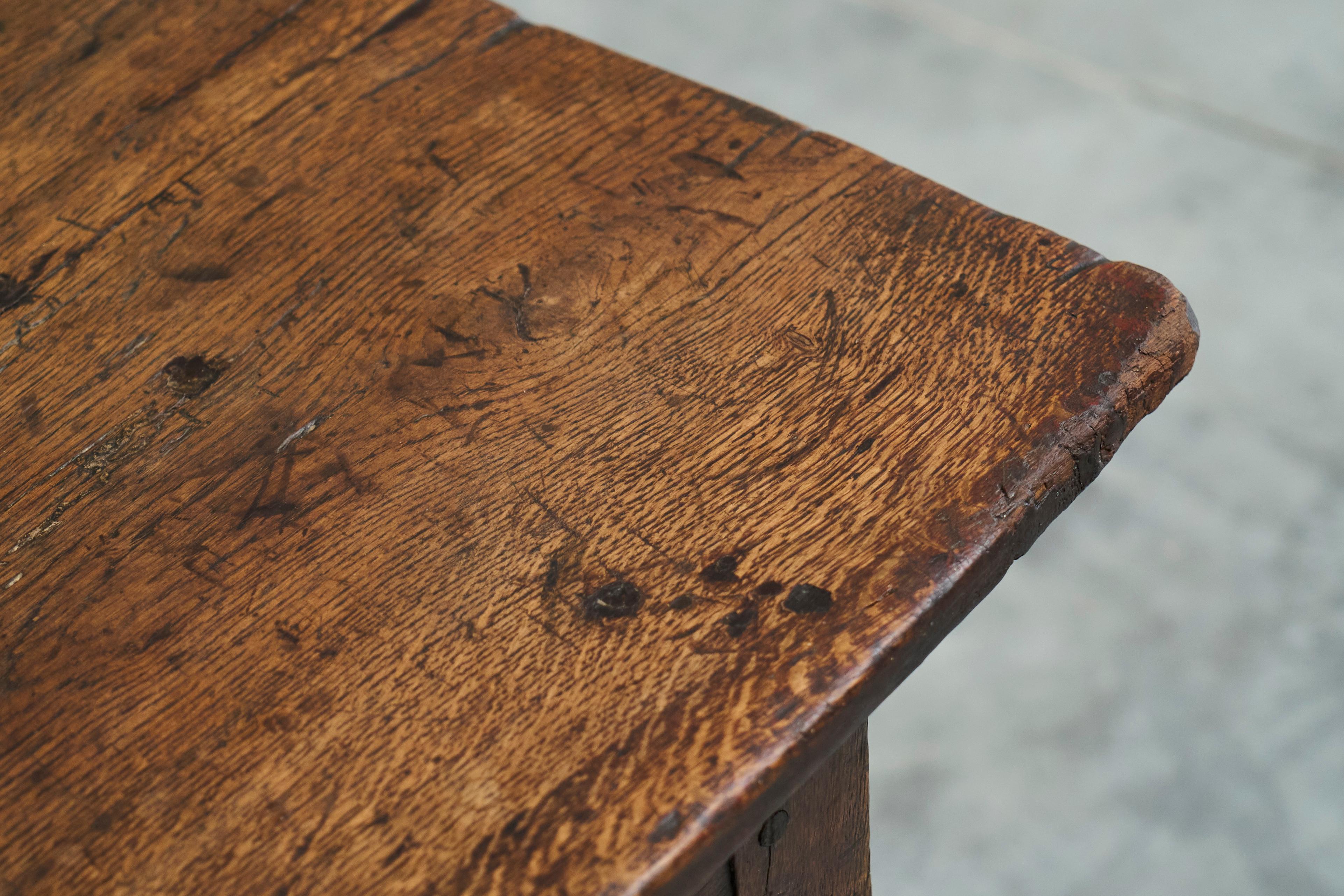 Table d'appoint de réfectoire en chêne massif de style Wabi Sabi Début du 19e siècle en vente 5