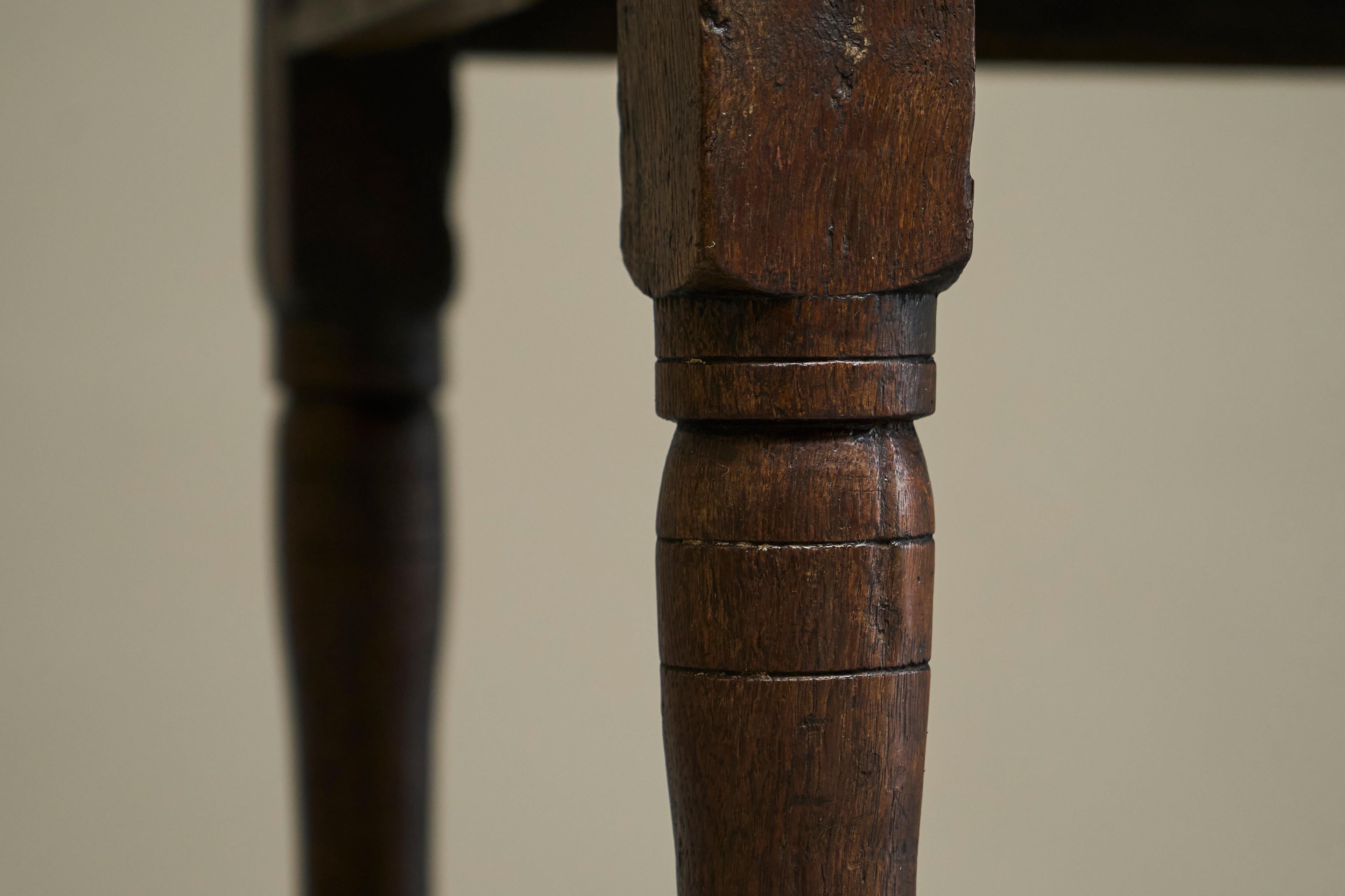 Table d'appoint de réfectoire en chêne massif de style Wabi Sabi Début du 19e siècle en vente 7